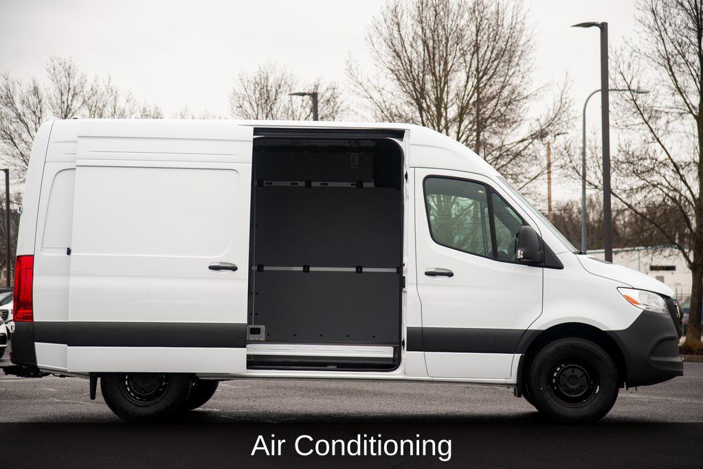 Thumbnail: 2025 Mercedes-Benz Sprinter - 8