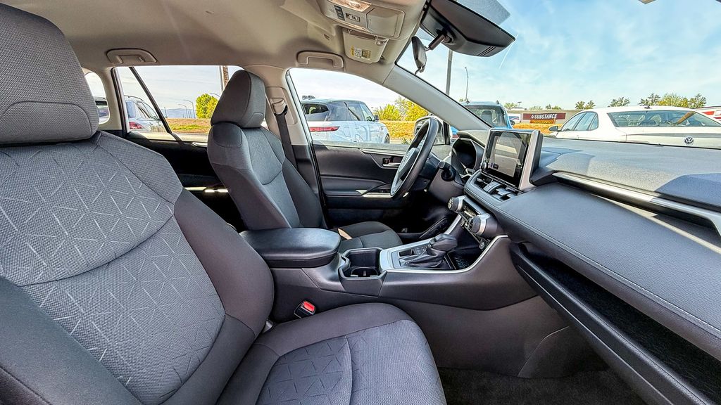 Thumbnail: 2025 Toyota RAV4 - 17