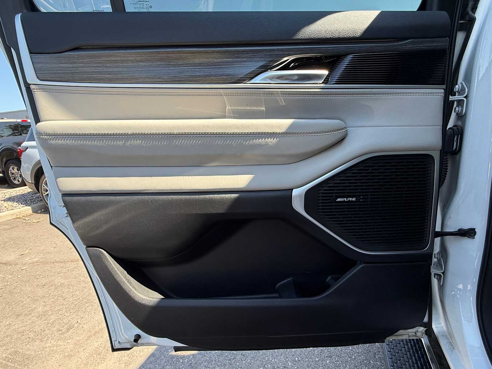 Thumbnail: 2023 Jeep Wagoneer - 23