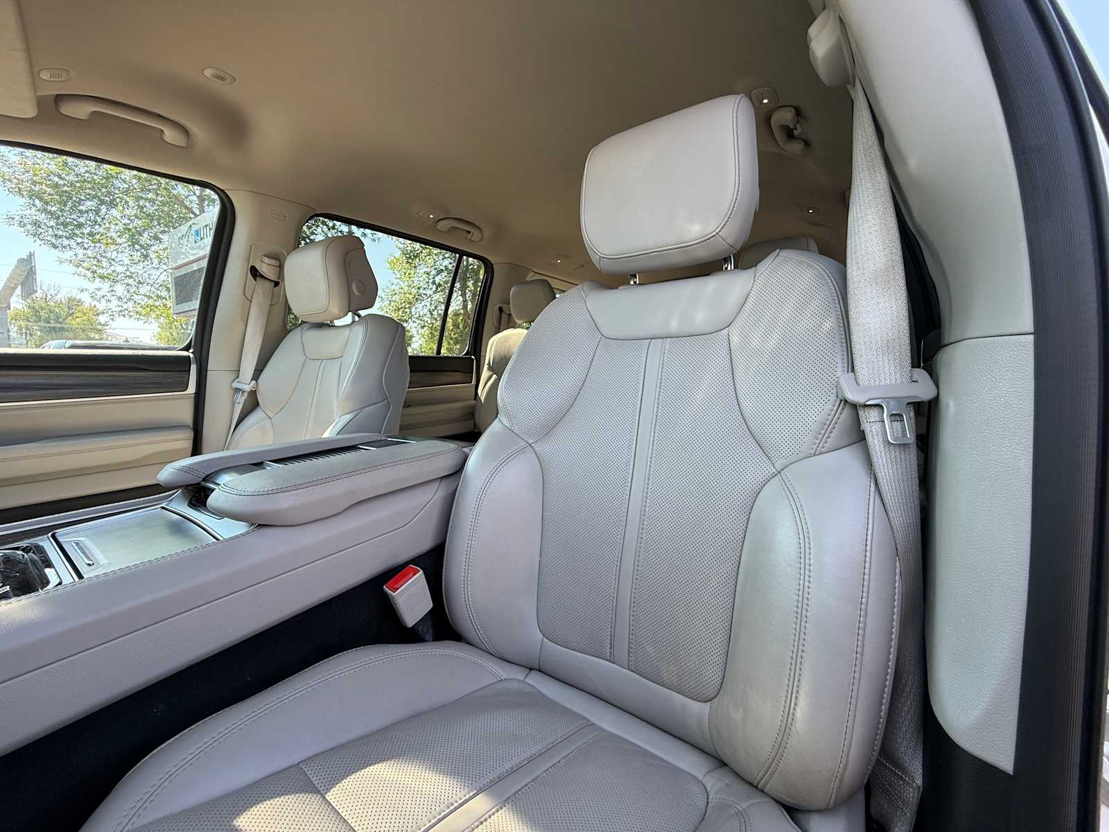 Thumbnail: 2023 Jeep Wagoneer - 12