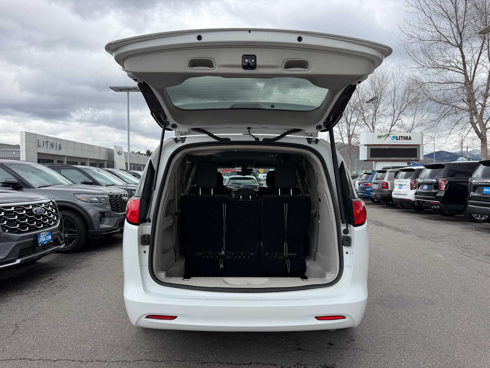 Thumbnail: 2023 Chrysler Voyager - 9