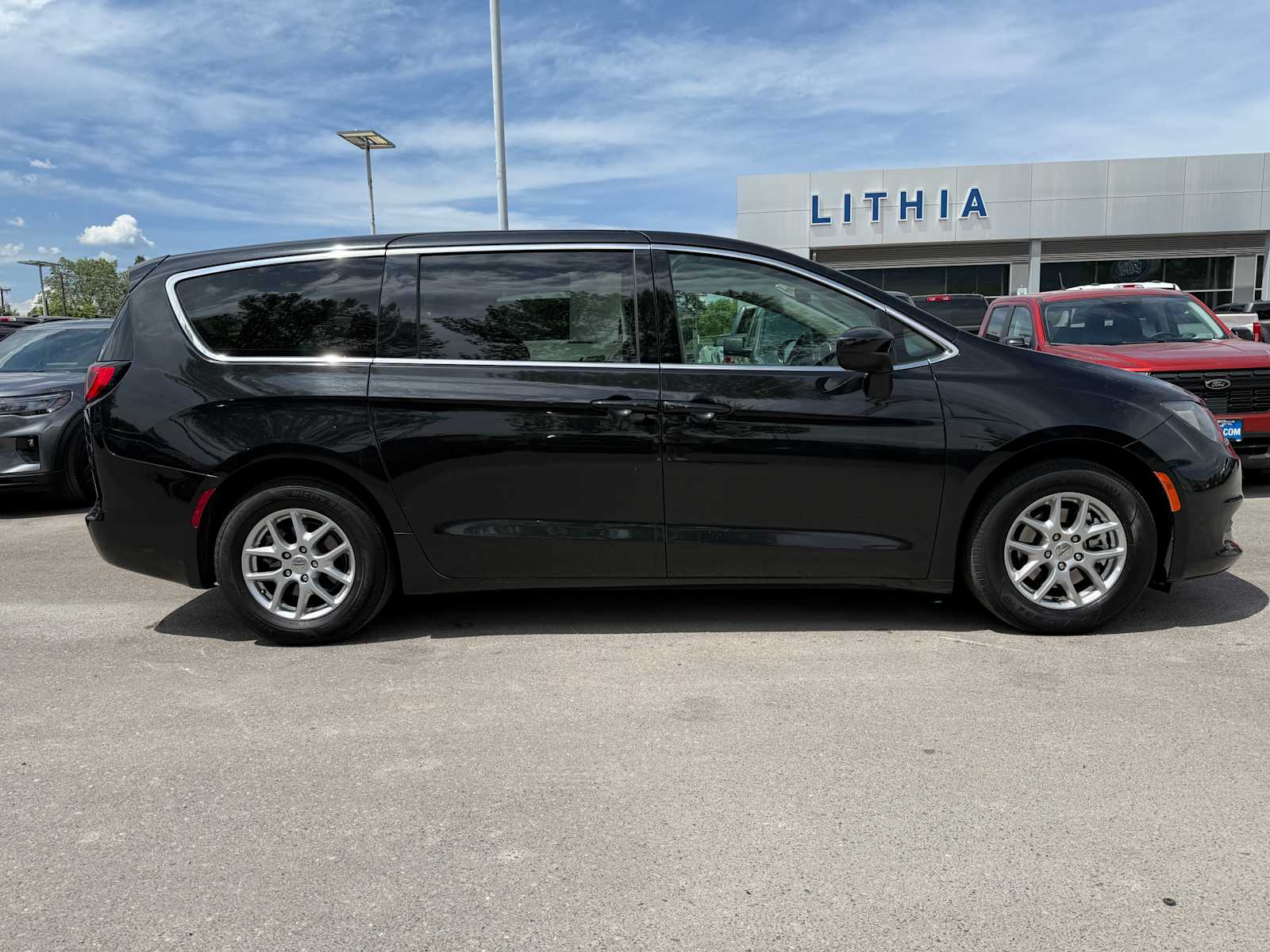 2023 Chrysler Voyager LX 6