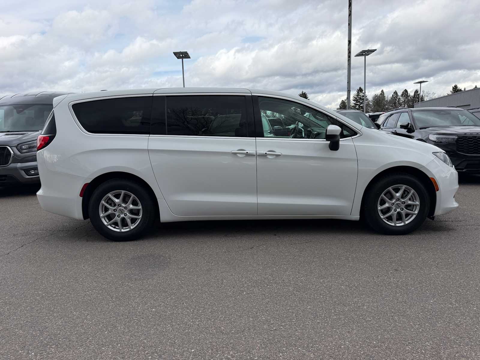 Thumbnail: 2023 Chrysler Voyager - 6