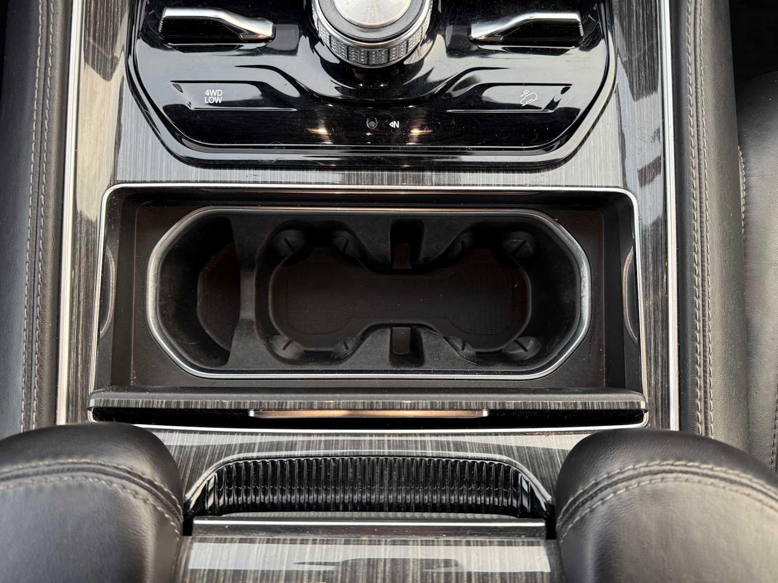 Thumbnail: 2022 Jeep Wagoneer - 22