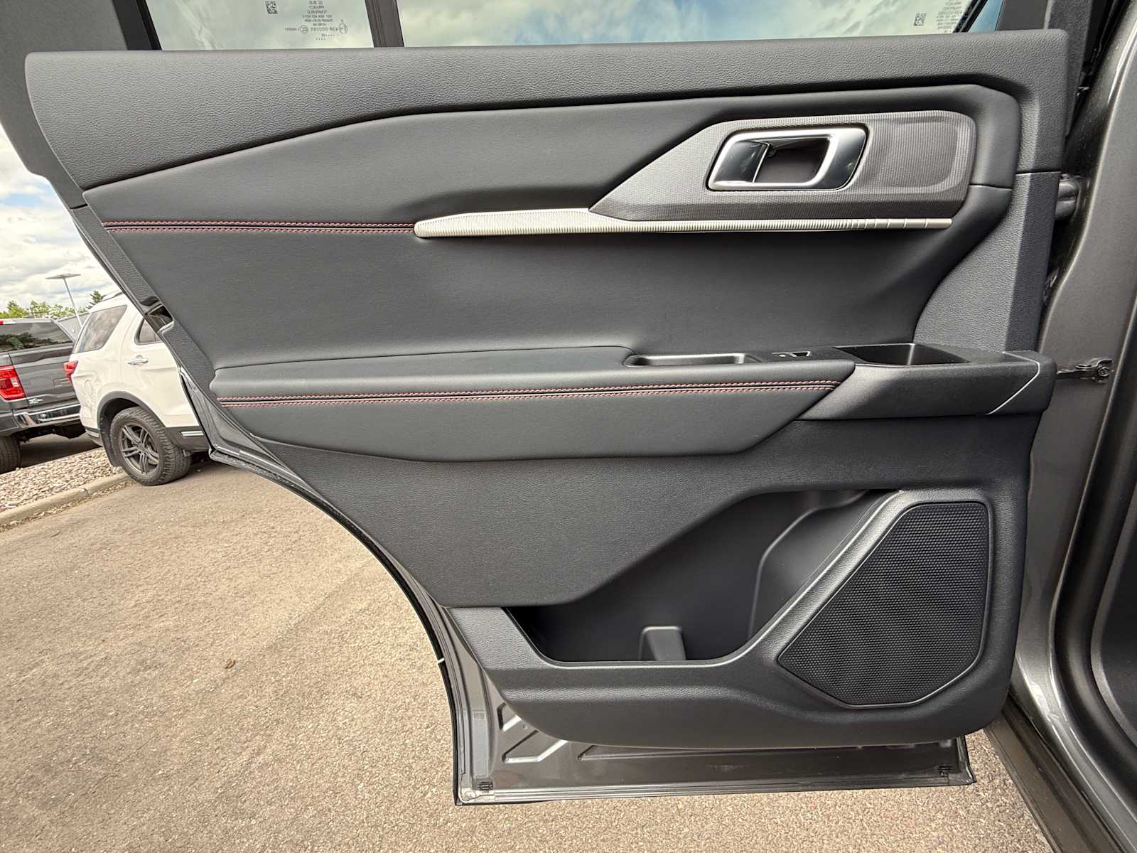 2025 Ford Explorer ST-Line 25