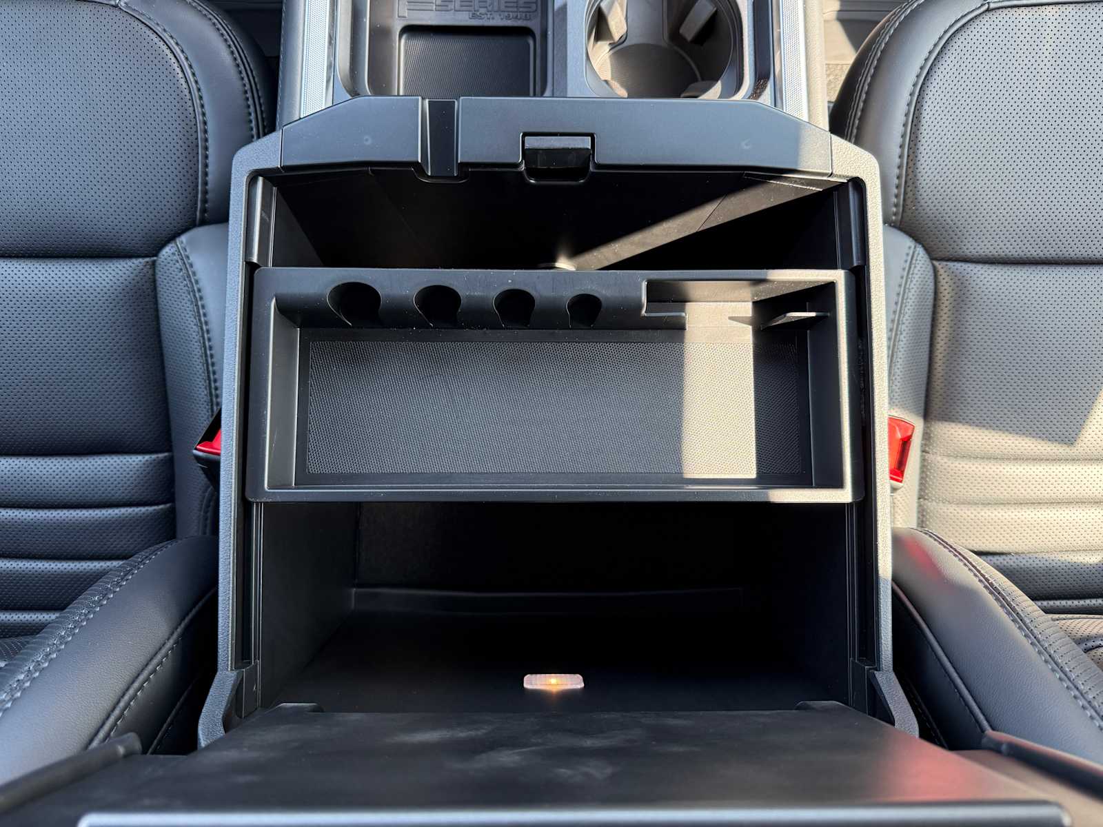 2025 Ford F-350 Super Duty Platinum - Photo 24