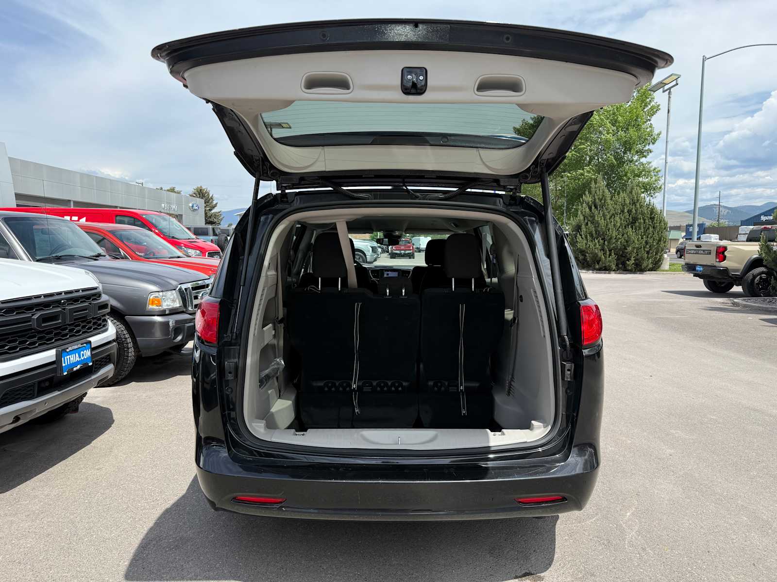 2023 Chrysler Voyager LX 9