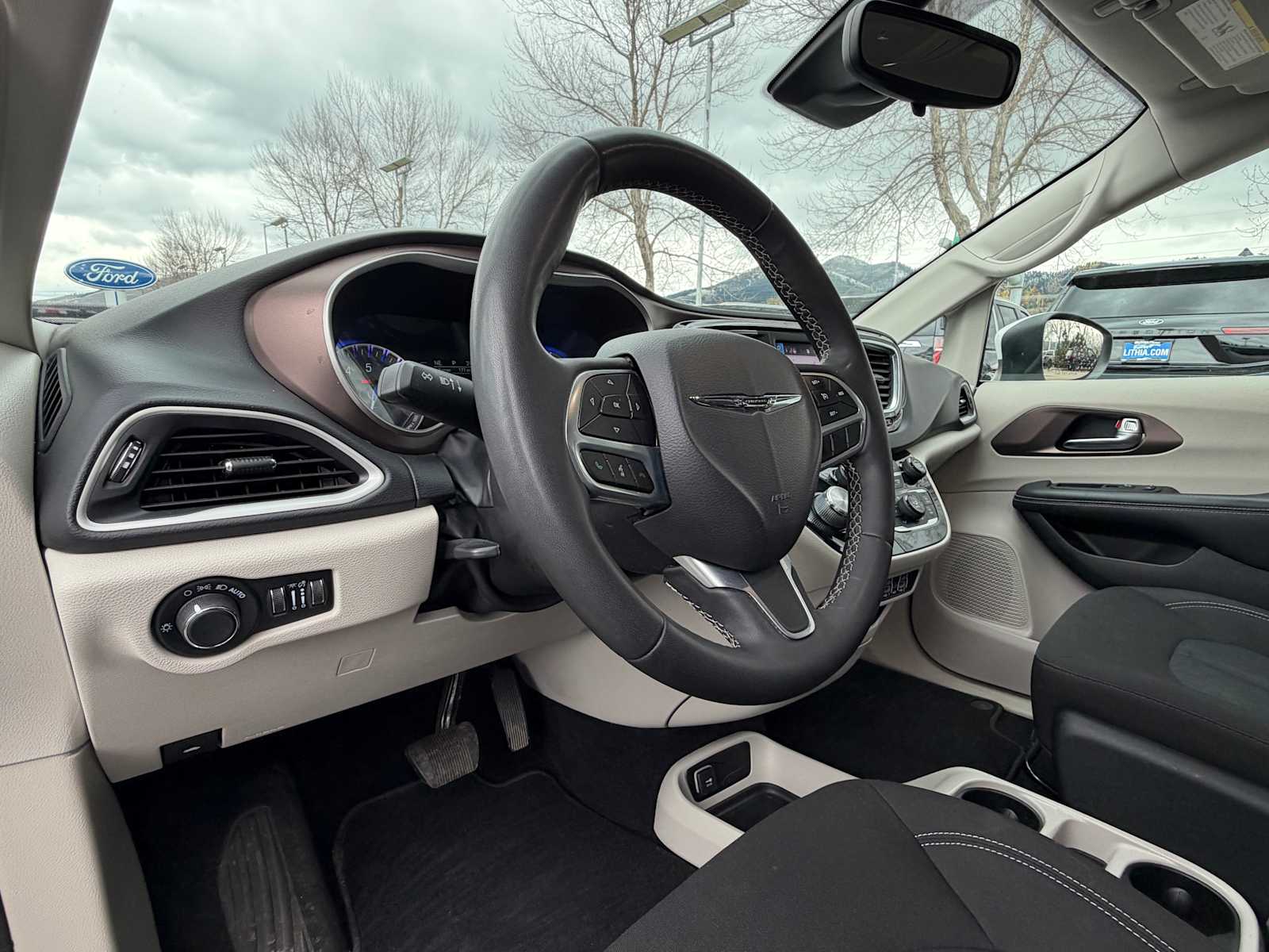 Thumbnail: 2023 Chrysler Voyager - 12