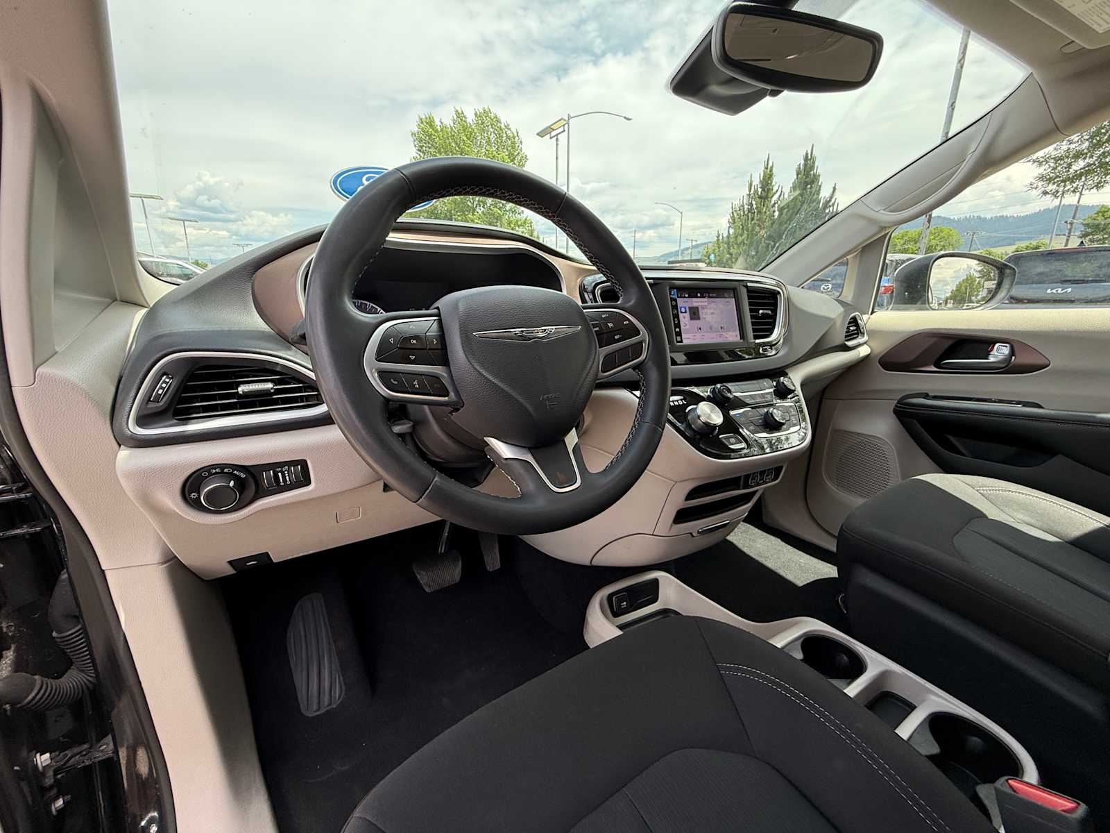 2023 Chrysler Voyager LX 12