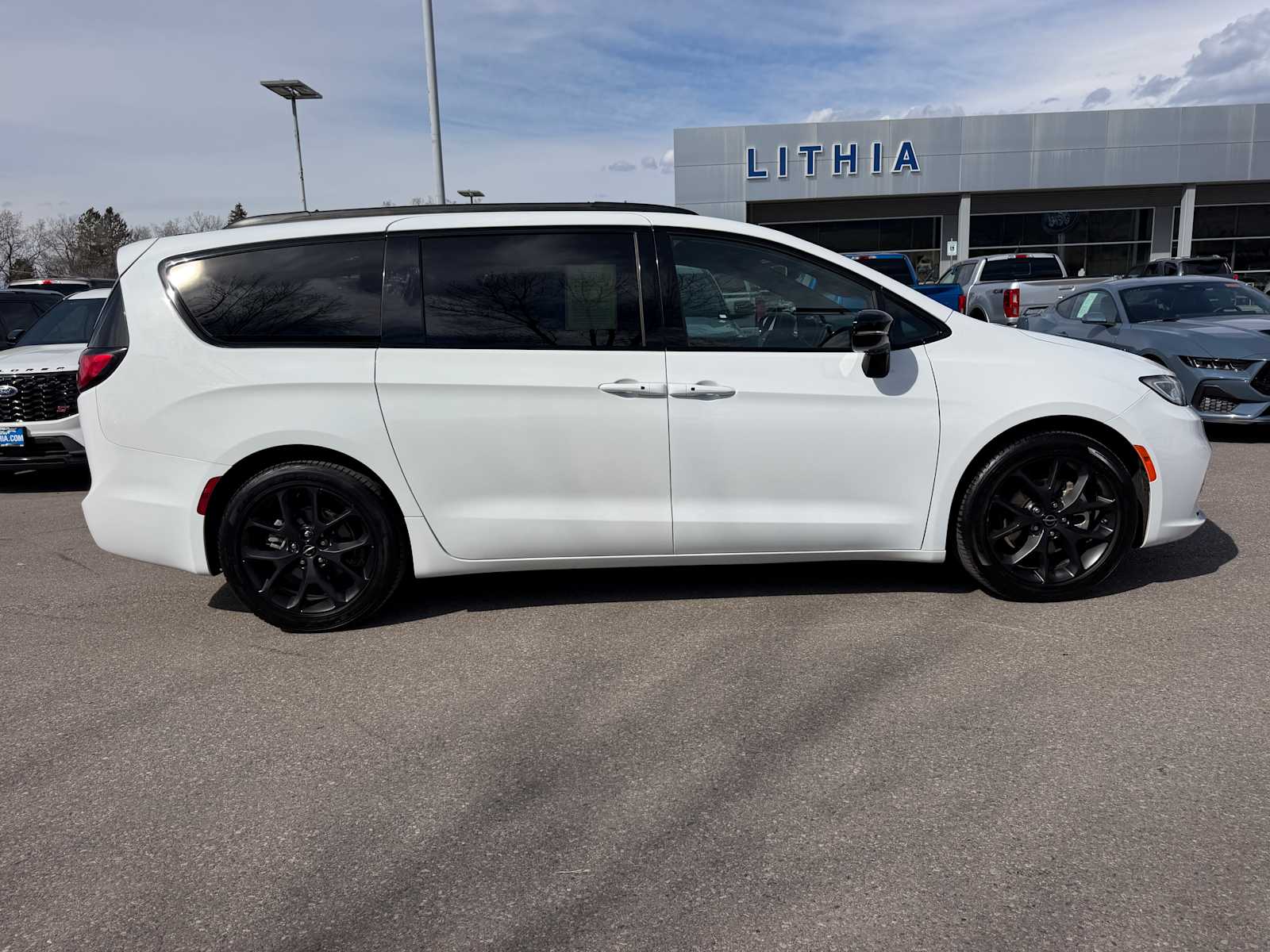 Thumbnail: 2025 Chrysler Pacifica - 6