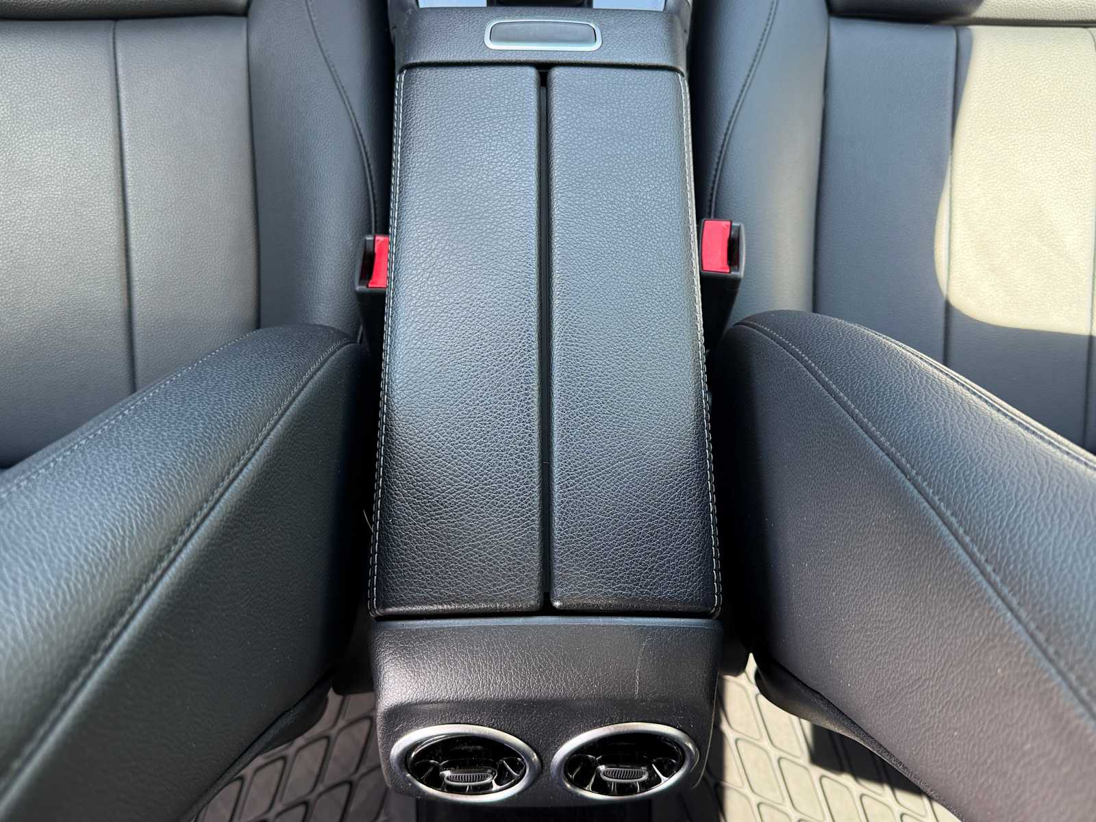 Thumbnail: 2020 Mercedes-Benz GLB - 20