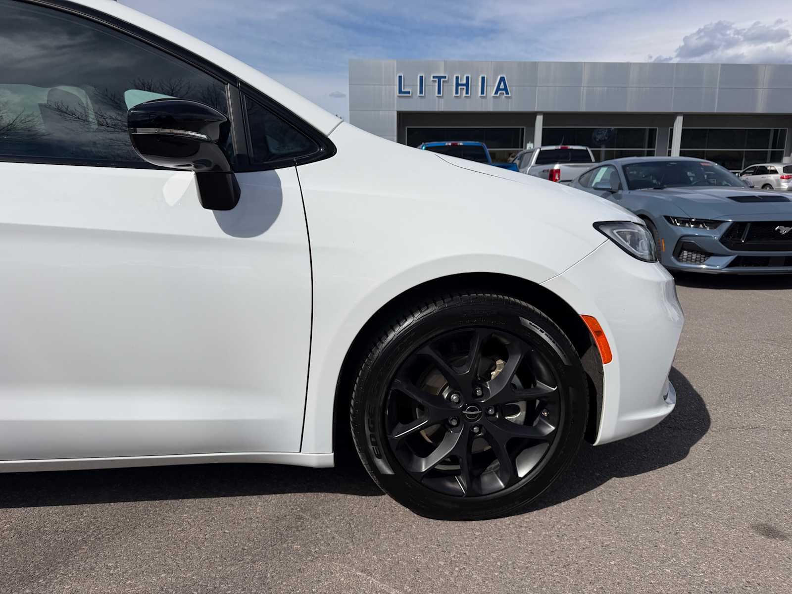 Thumbnail: 2025 Chrysler Pacifica - 4