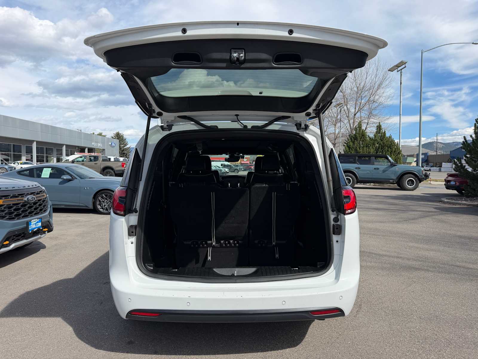 Thumbnail: 2025 Chrysler Pacifica - 9