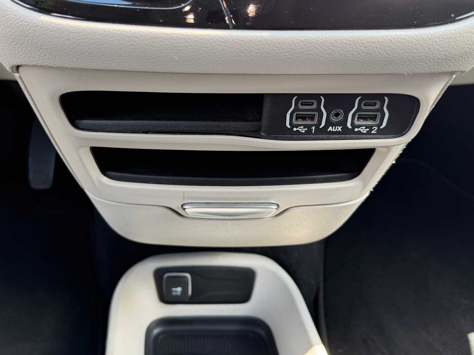 Thumbnail: 2023 Chrysler Pacifica - 17