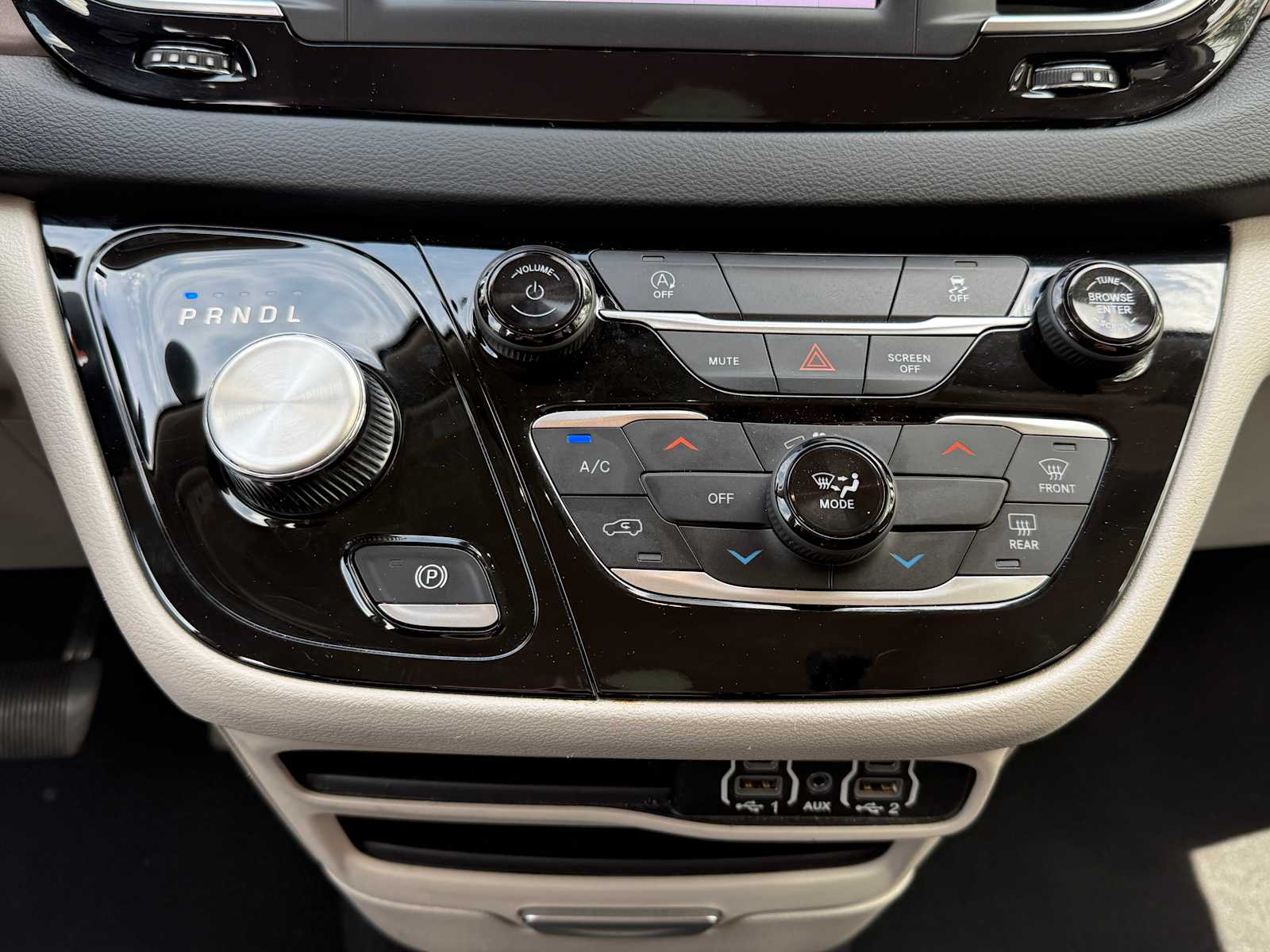 2023 Chrysler Voyager LX 16