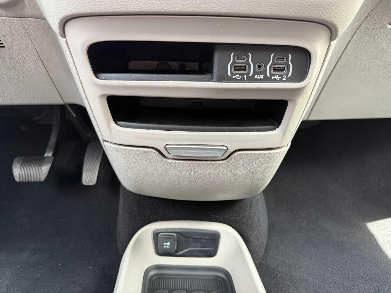 2023 Chrysler Voyager LX 17