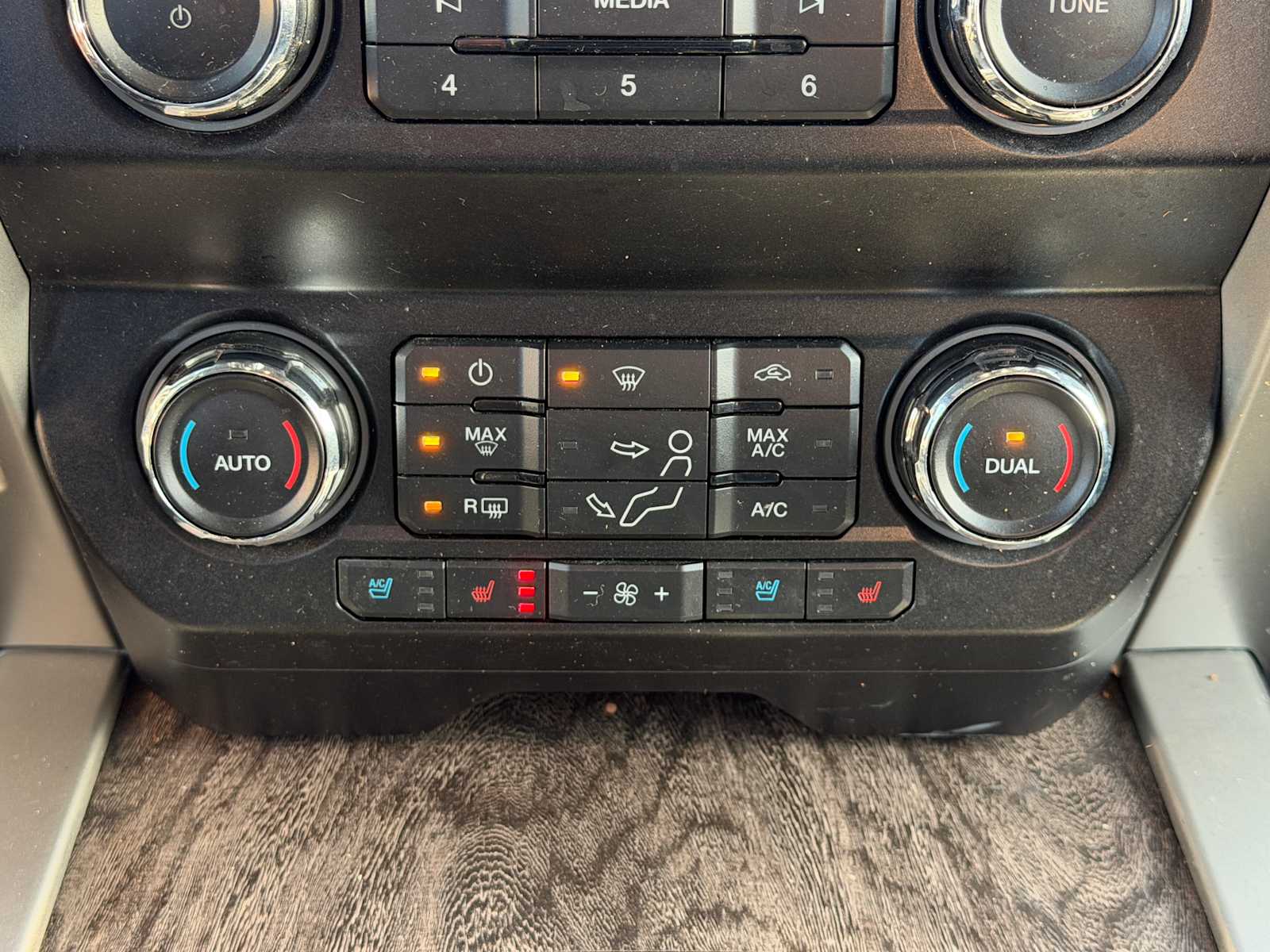 Thumbnail: 2019 Ford Econoline - 18