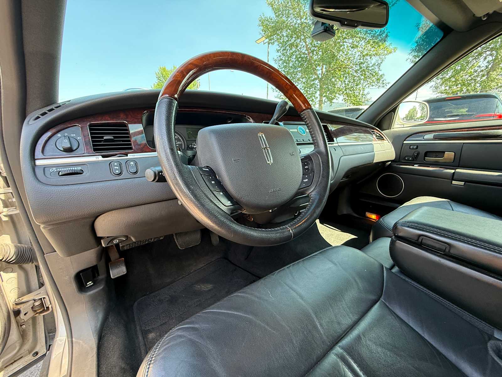 Thumbnail: 2009 Lincoln Town Car - 15