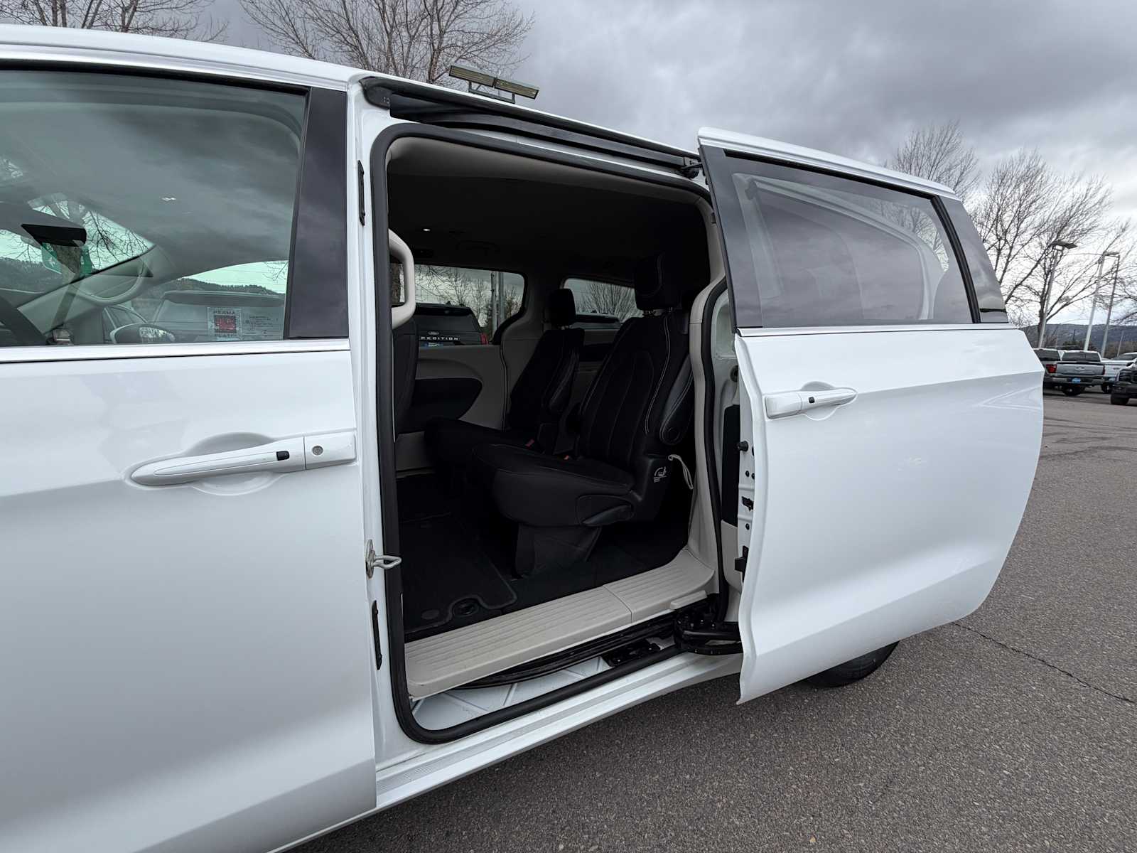 Thumbnail: 2023 Chrysler Voyager - 21