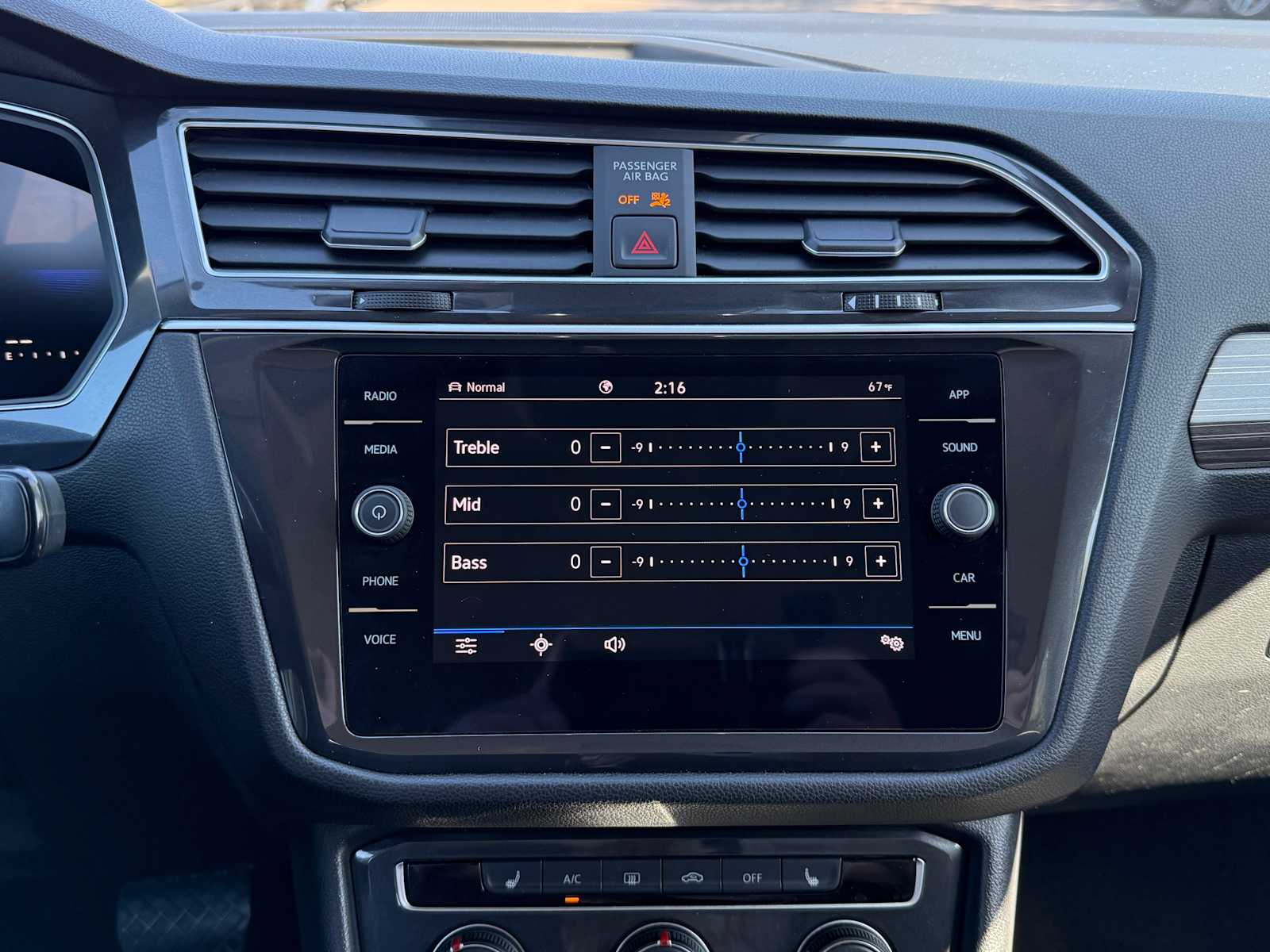 Thumbnail: 2024 Volkswagen Tiguan - 16