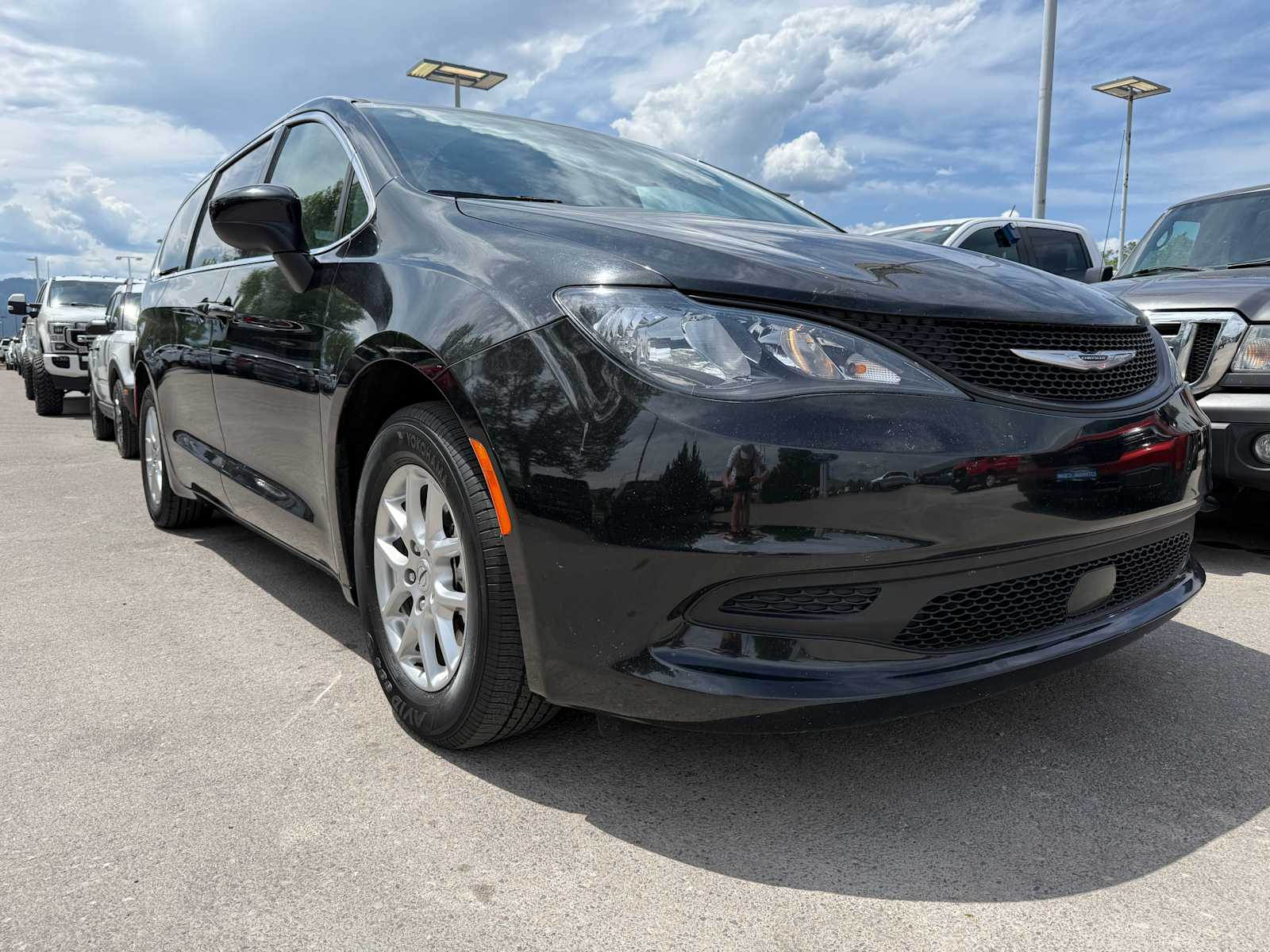 2023 Chrysler Voyager LX 4