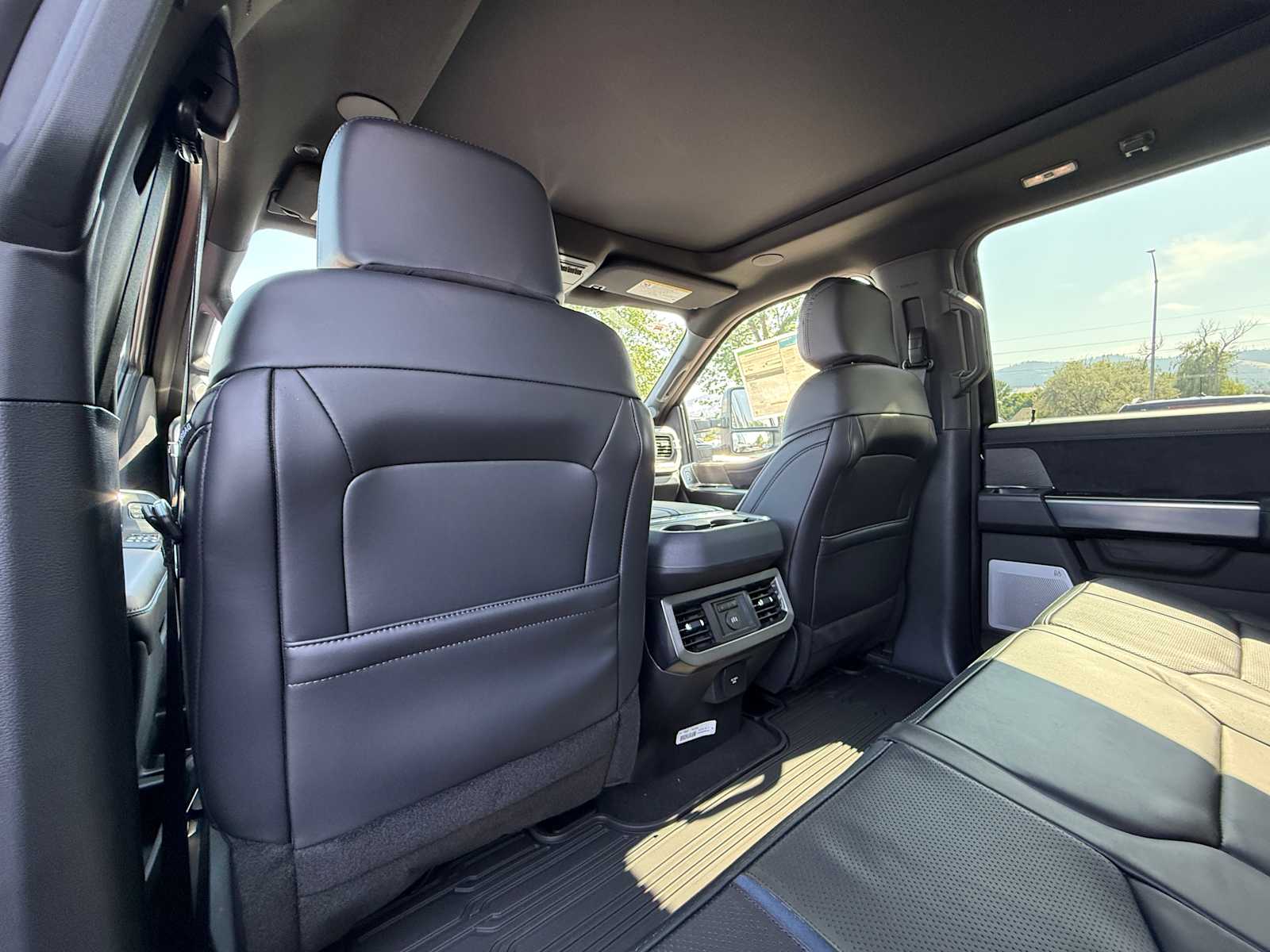 2025 Ford F-350 Super Duty Platinum - Photo 30