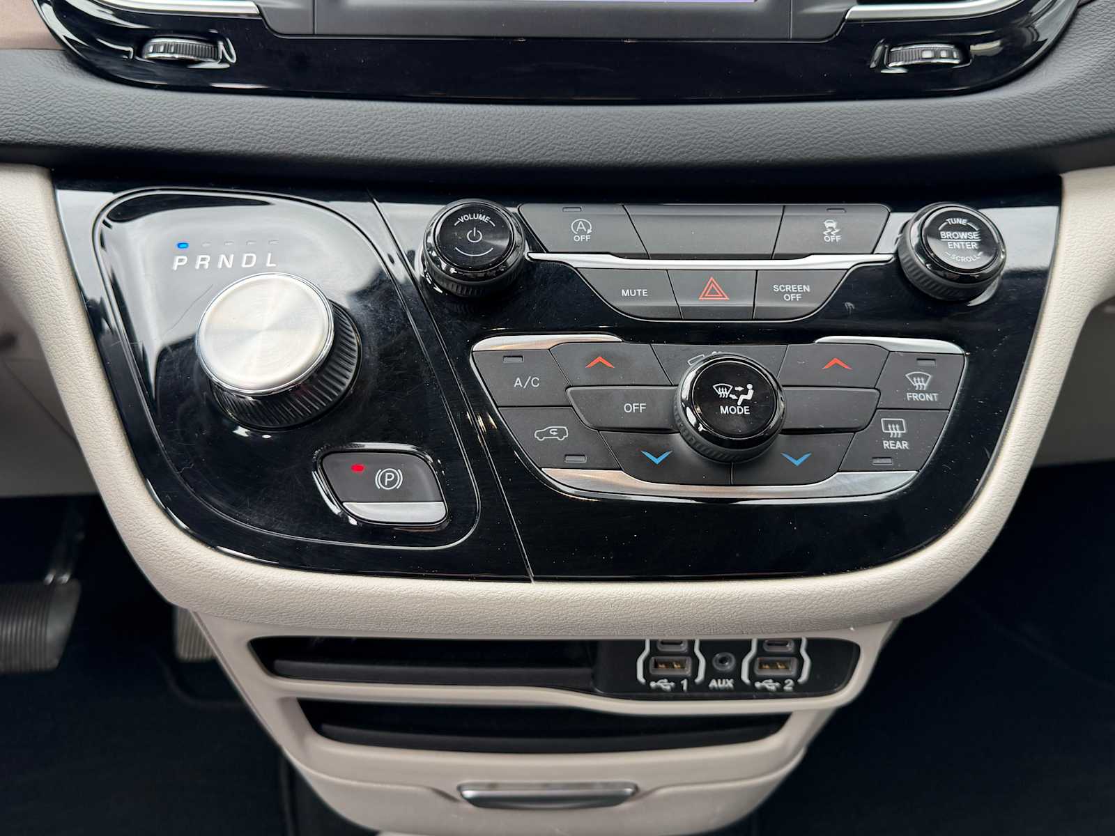 Thumbnail: 2023 Chrysler Voyager - 16