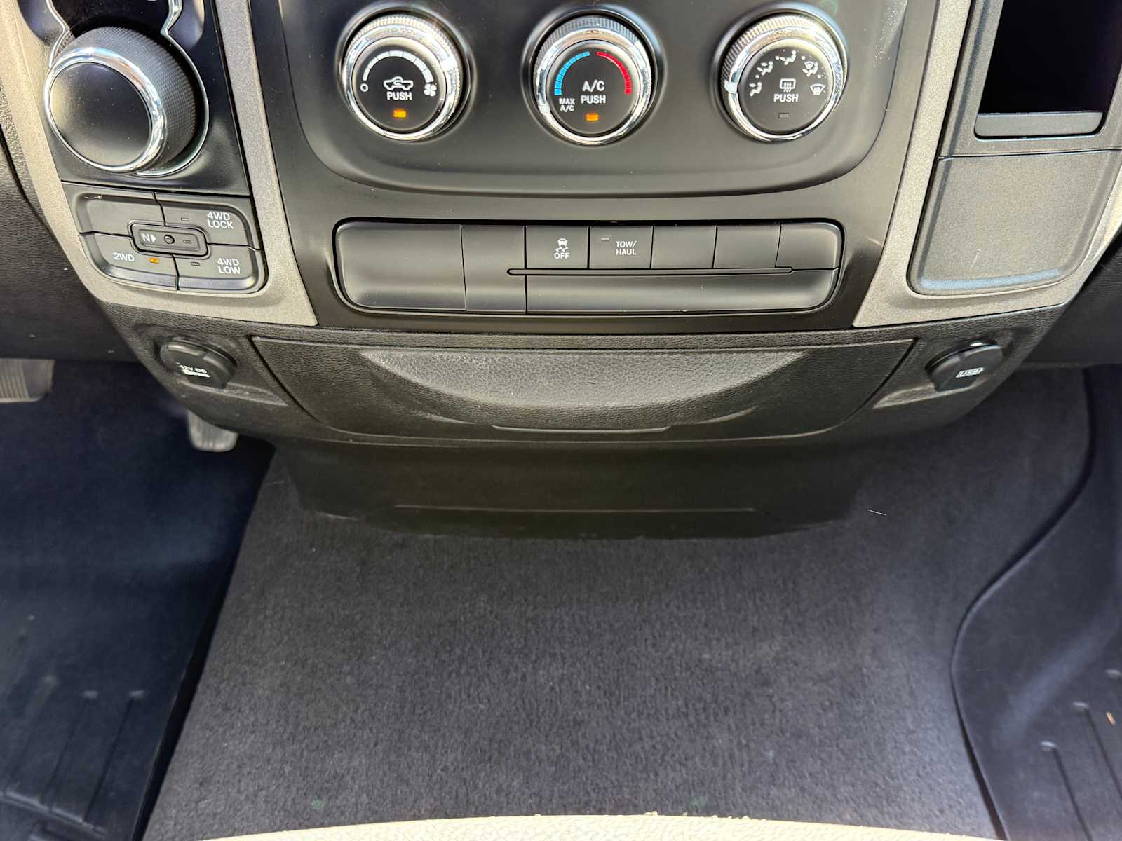 Thumbnail: 2019 RAM 1500 Classic - 16