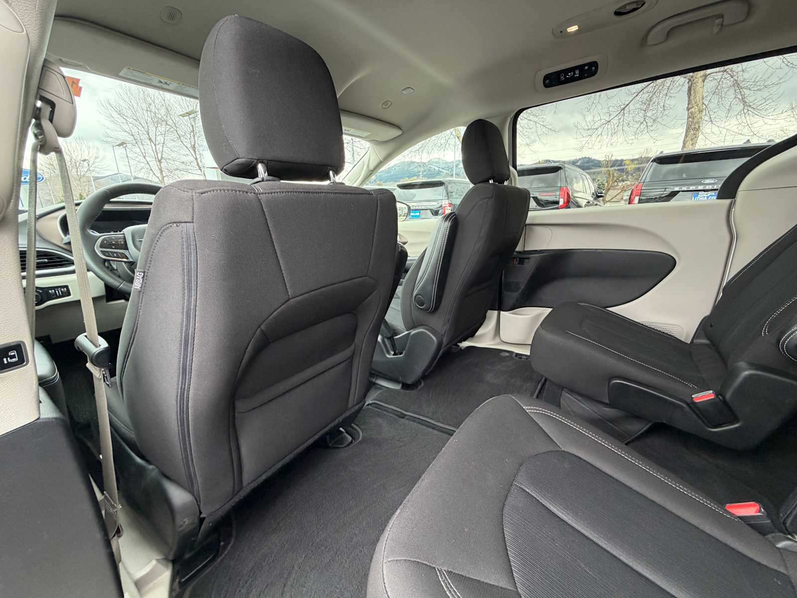 Thumbnail: 2023 Chrysler Voyager - 23