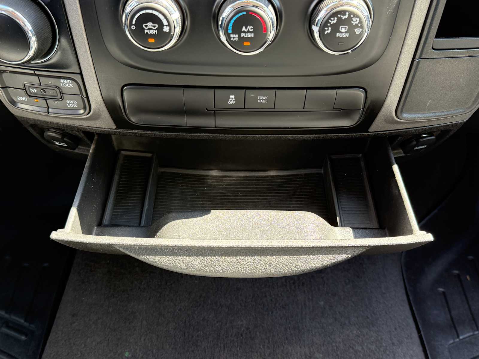 Thumbnail: 2019 RAM 1500 Classic - 17