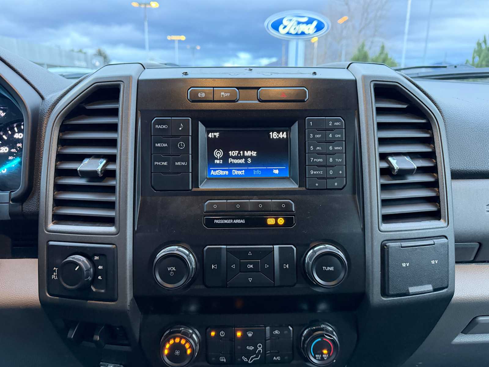 Thumbnail: 2019 Ford Econoline - 18