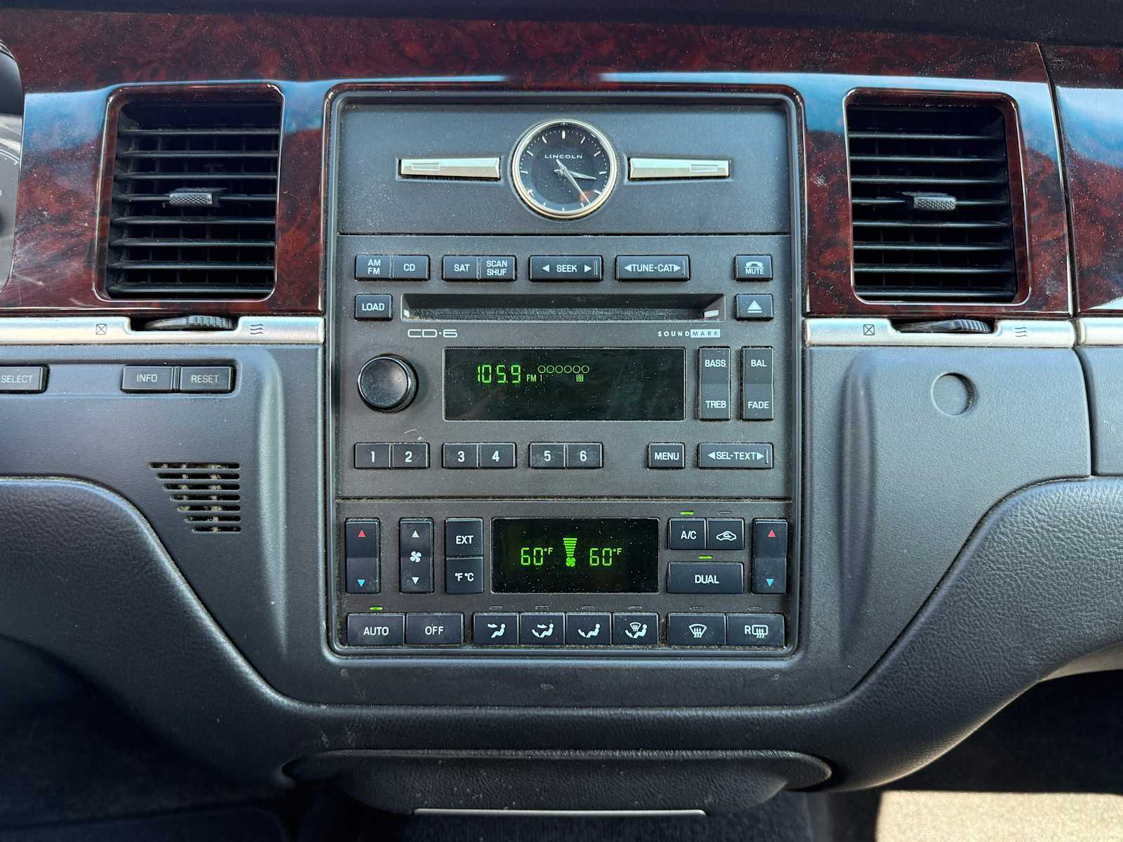 Thumbnail: 2009 Lincoln Town Car - 18