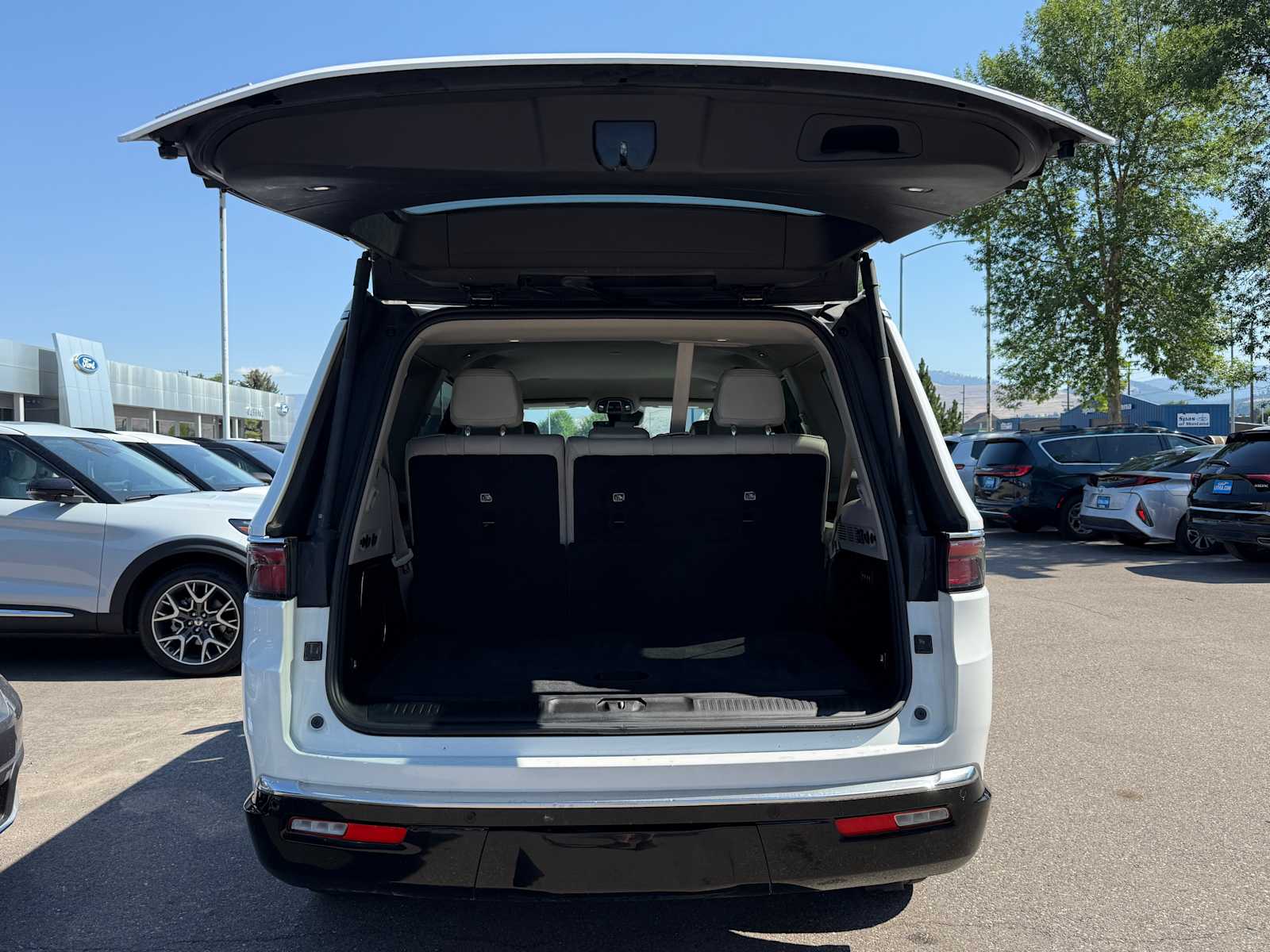 Thumbnail: 2023 Jeep Wagoneer - 9