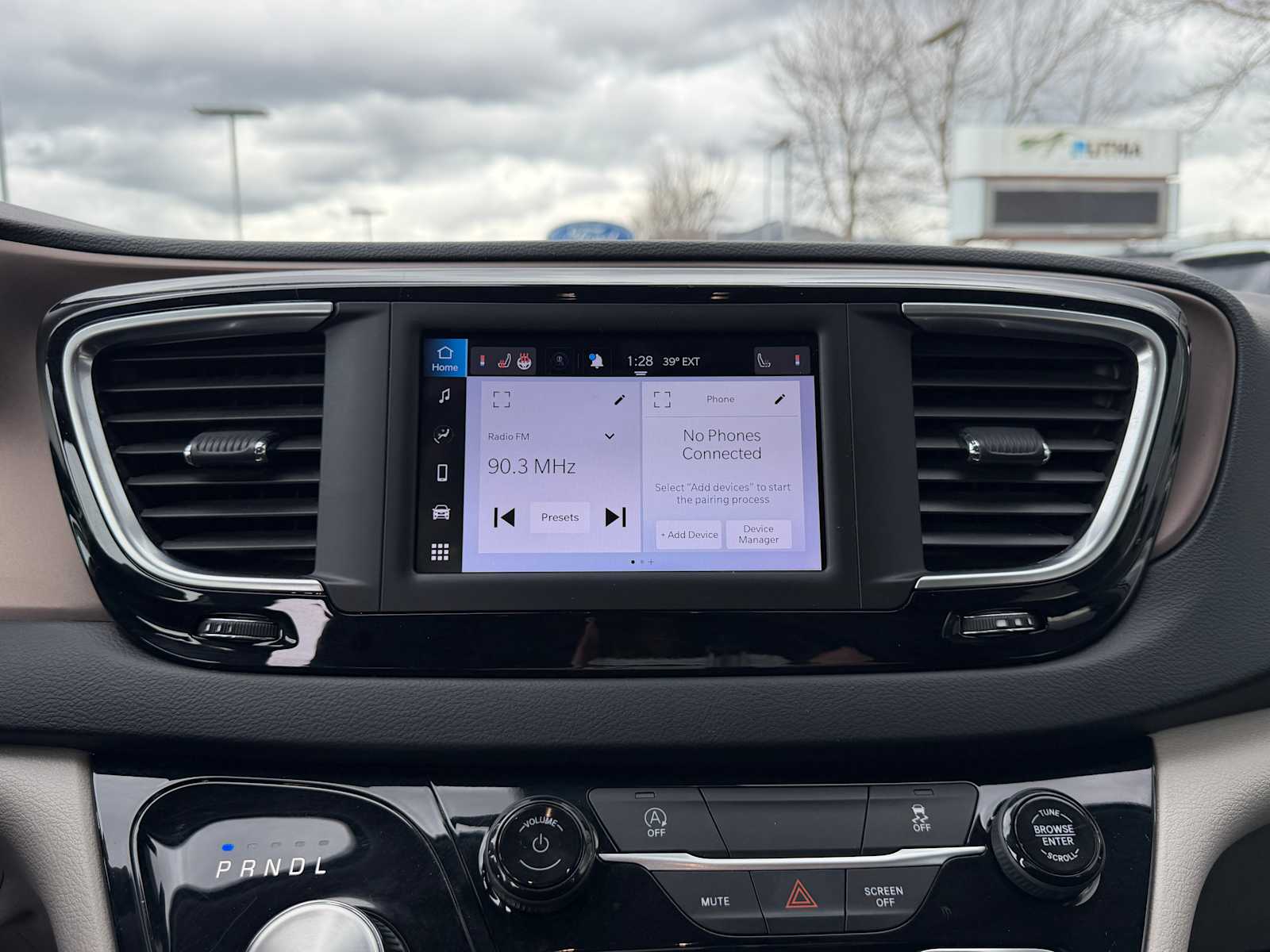 Thumbnail: 2023 Chrysler Voyager - 15