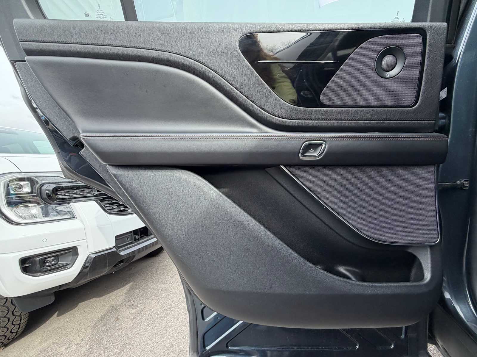 Thumbnail: 2022 Lincoln Aviator - 21