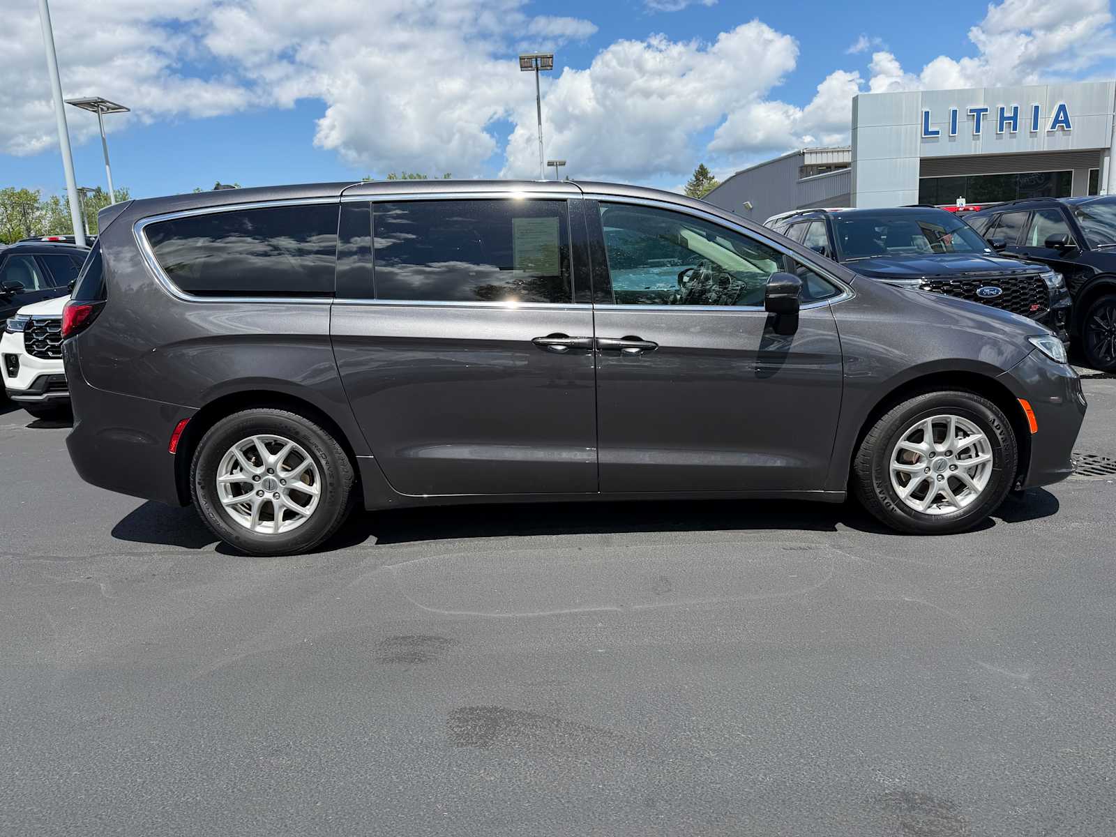 Thumbnail: 2023 Chrysler Pacifica - 6