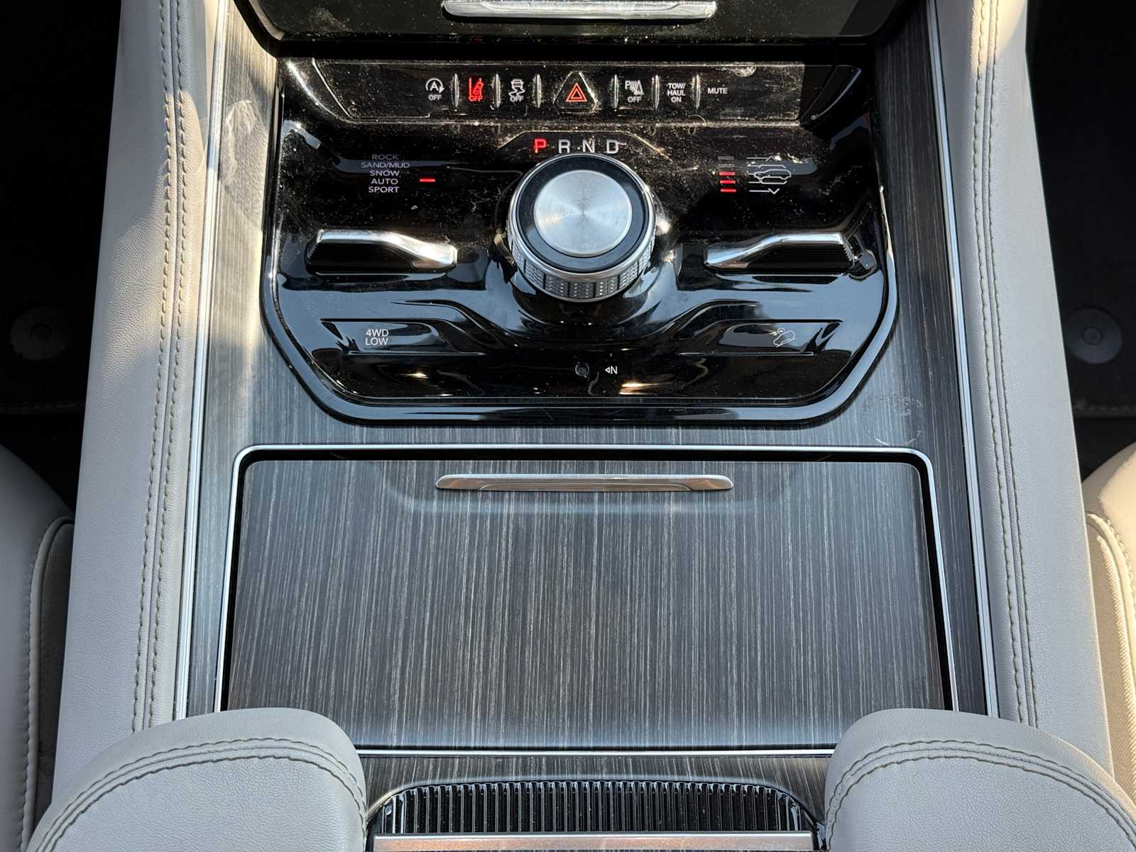 Thumbnail: 2023 Jeep Wagoneer - 18