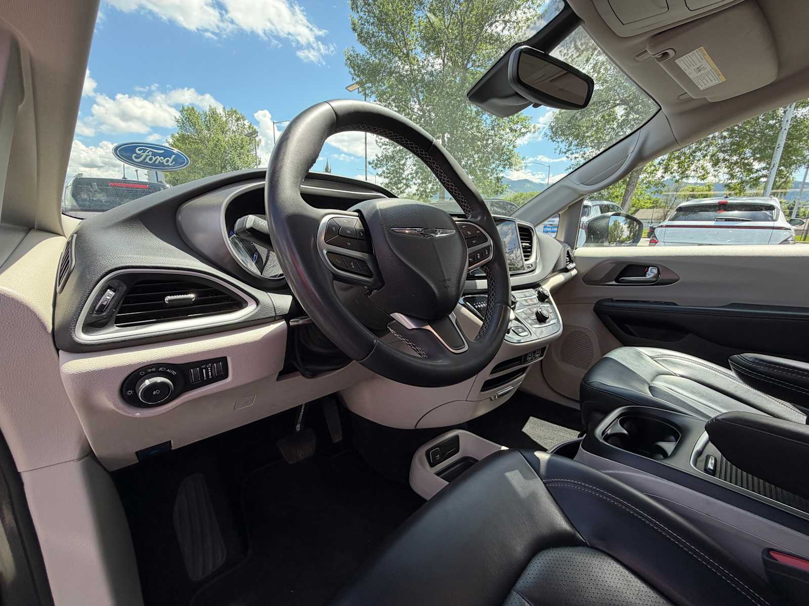Thumbnail: 2023 Chrysler Pacifica - 12