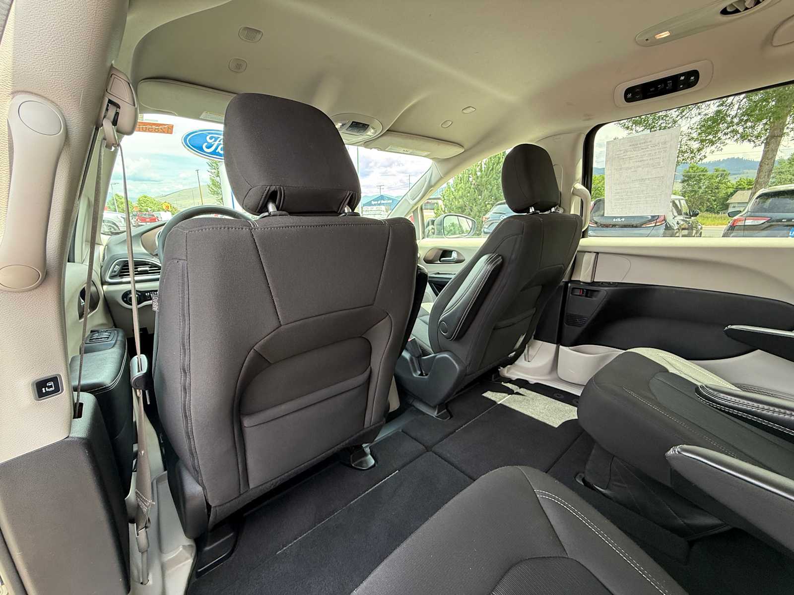 2023 Chrysler Voyager LX 23