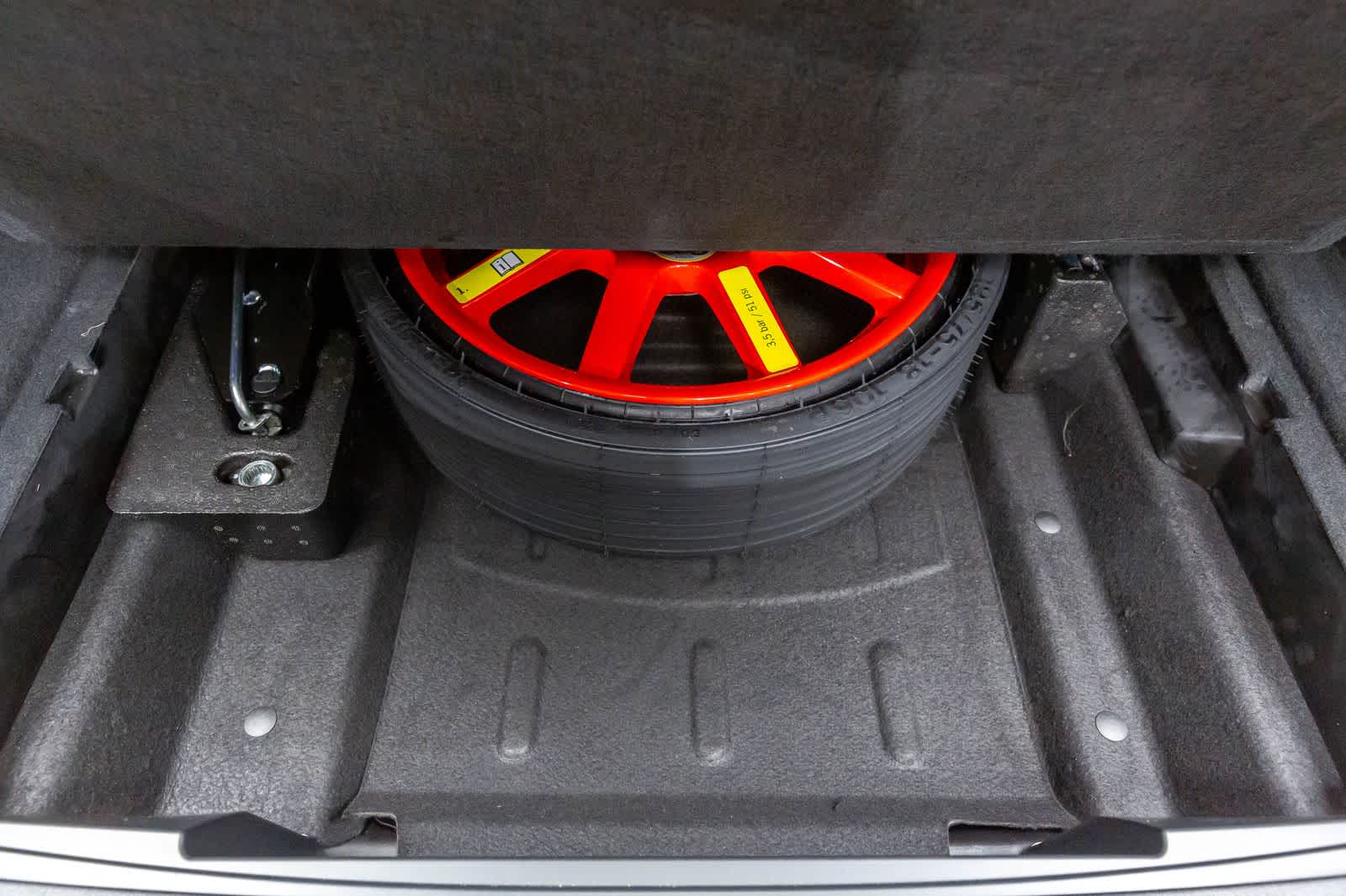 Thumbnail: 2022 Porsche Macan - 40