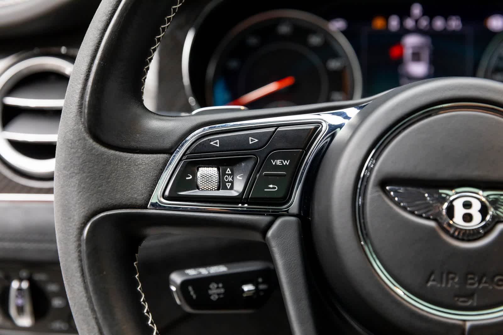 Thumbnail: 2020 Bentley Bentayga - 32