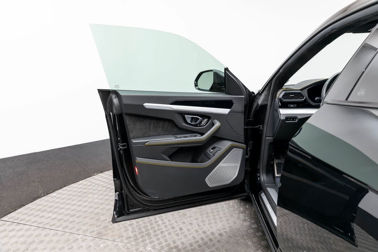 Thumbnail: 2022 Lamborghini Urus - 21