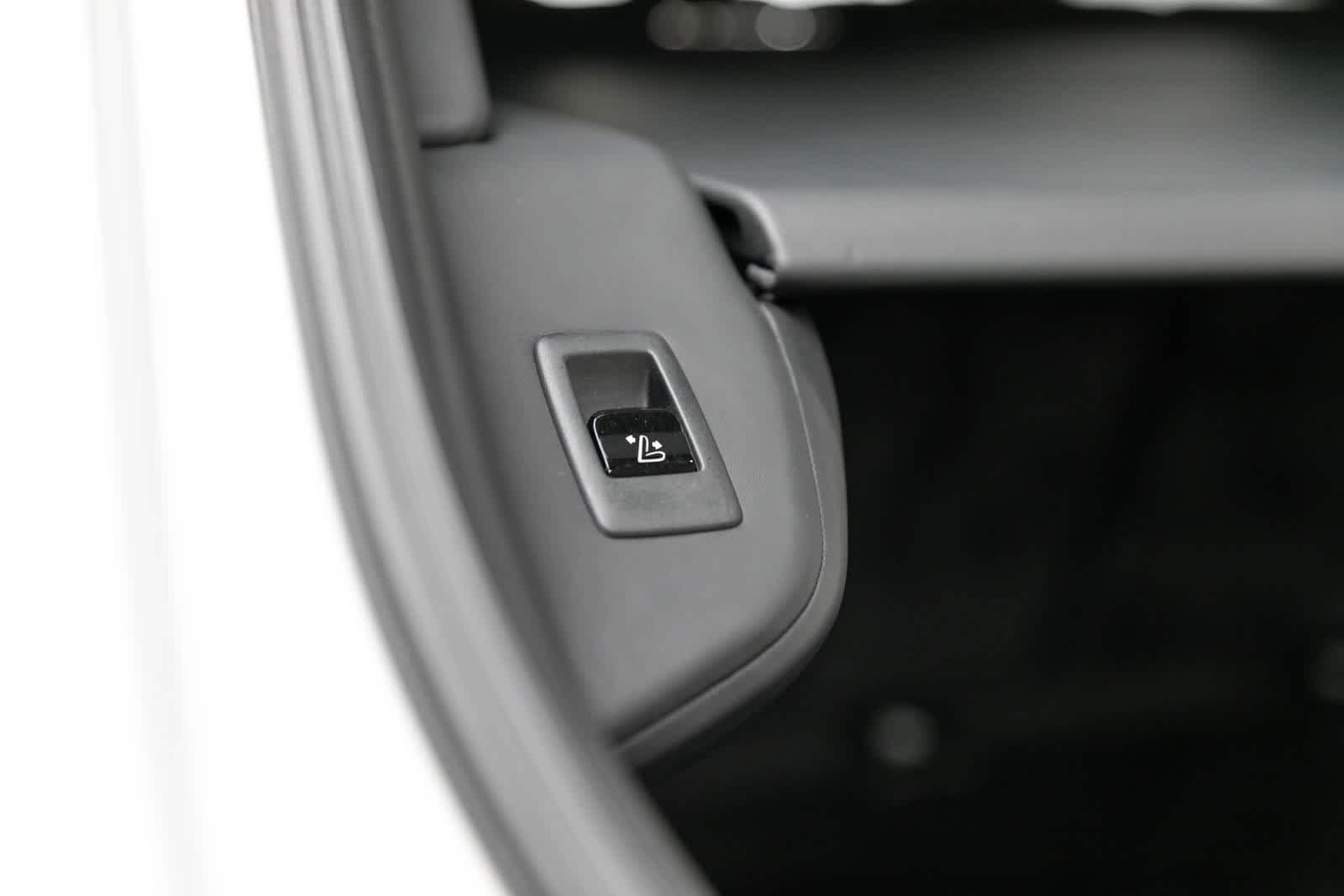 Thumbnail: 2022 Rolls-Royce Cullinan - 33