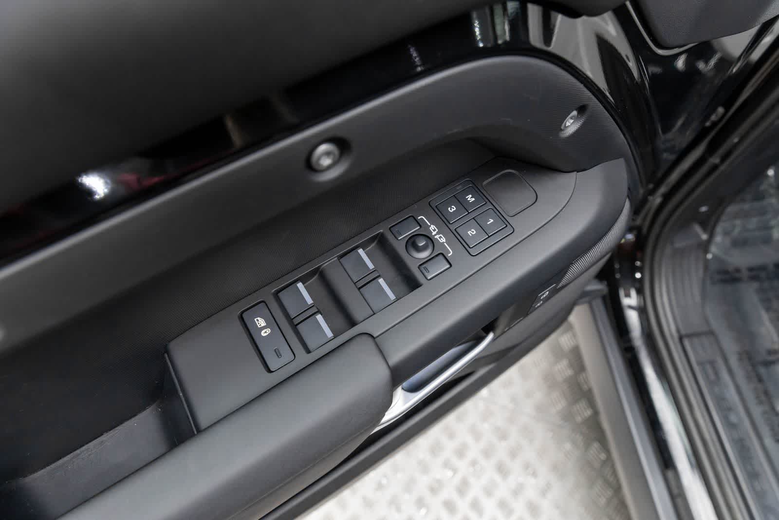 Thumbnail: 2025 Land Rover Defender - 23