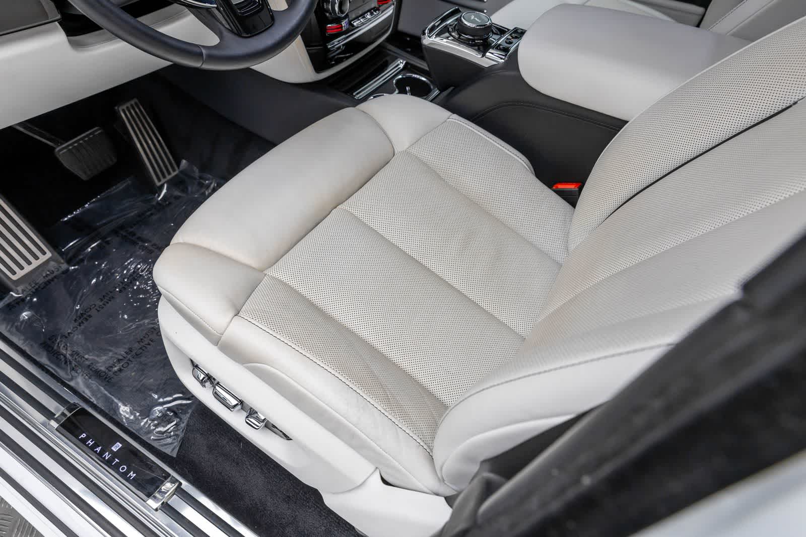 Thumbnail: 2020 Rolls-Royce Phantom - 17