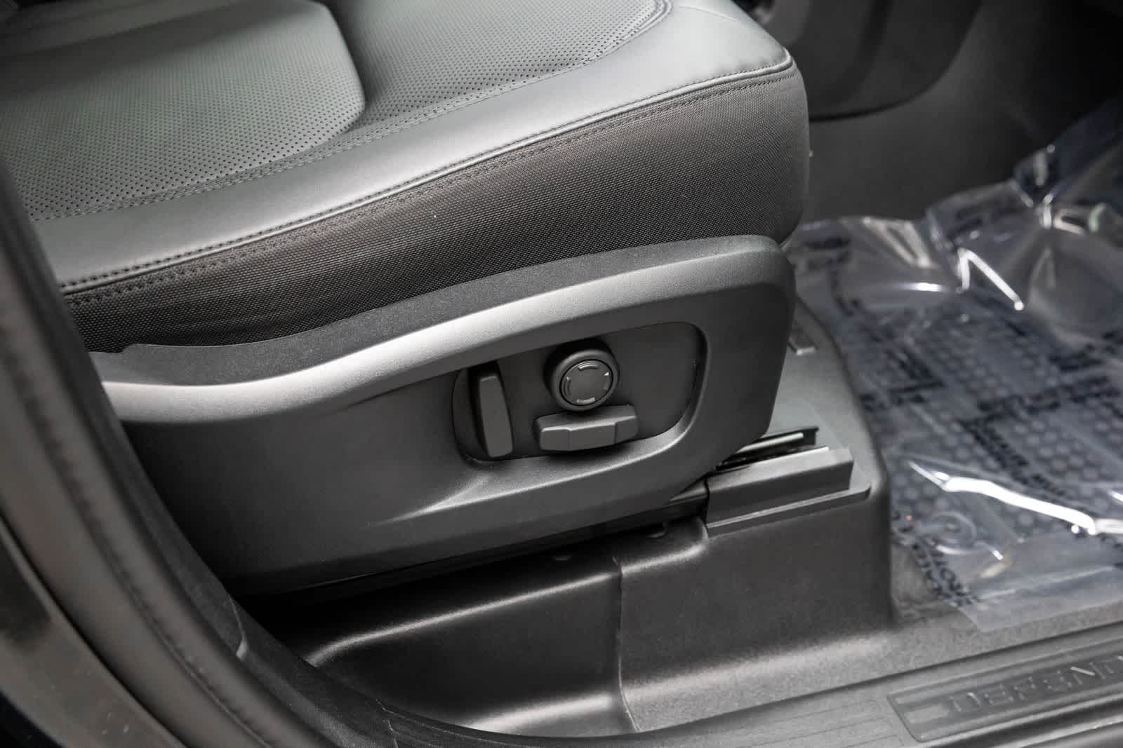 Thumbnail: 2025 Land Rover Defender - 41