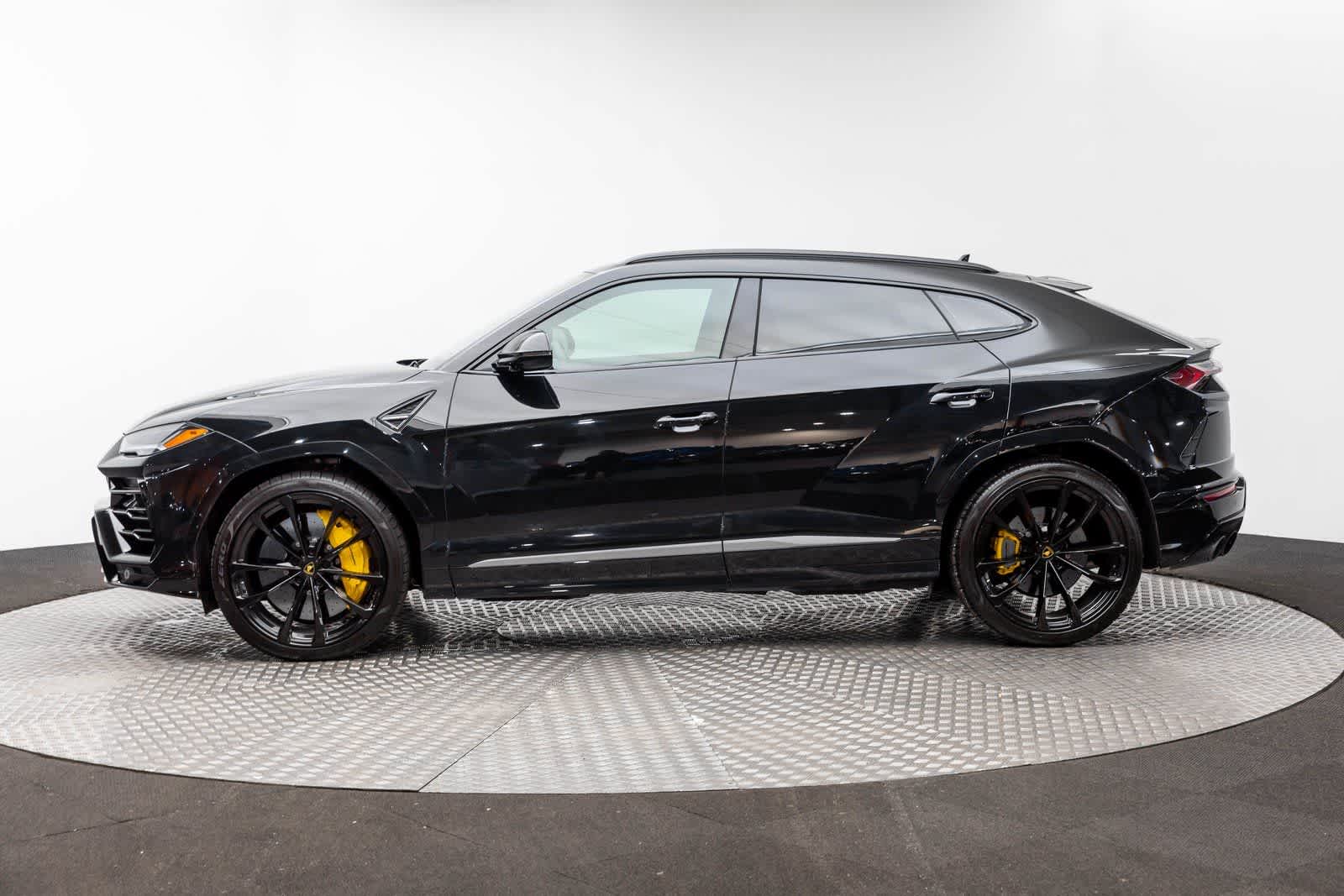 Thumbnail: 2022 Lamborghini Urus - 3