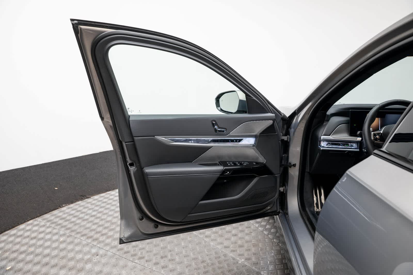 Thumbnail: 2024 BMW 7 Series - 26