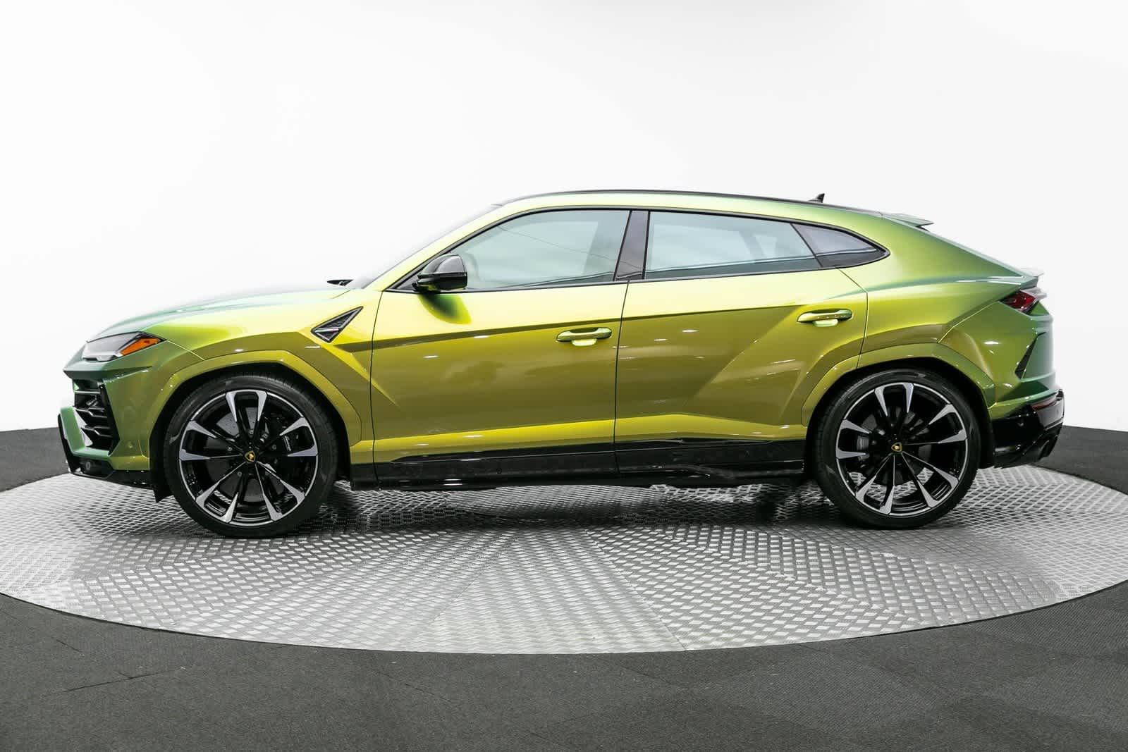 Thumbnail: 2022 Lamborghini Urus - 3