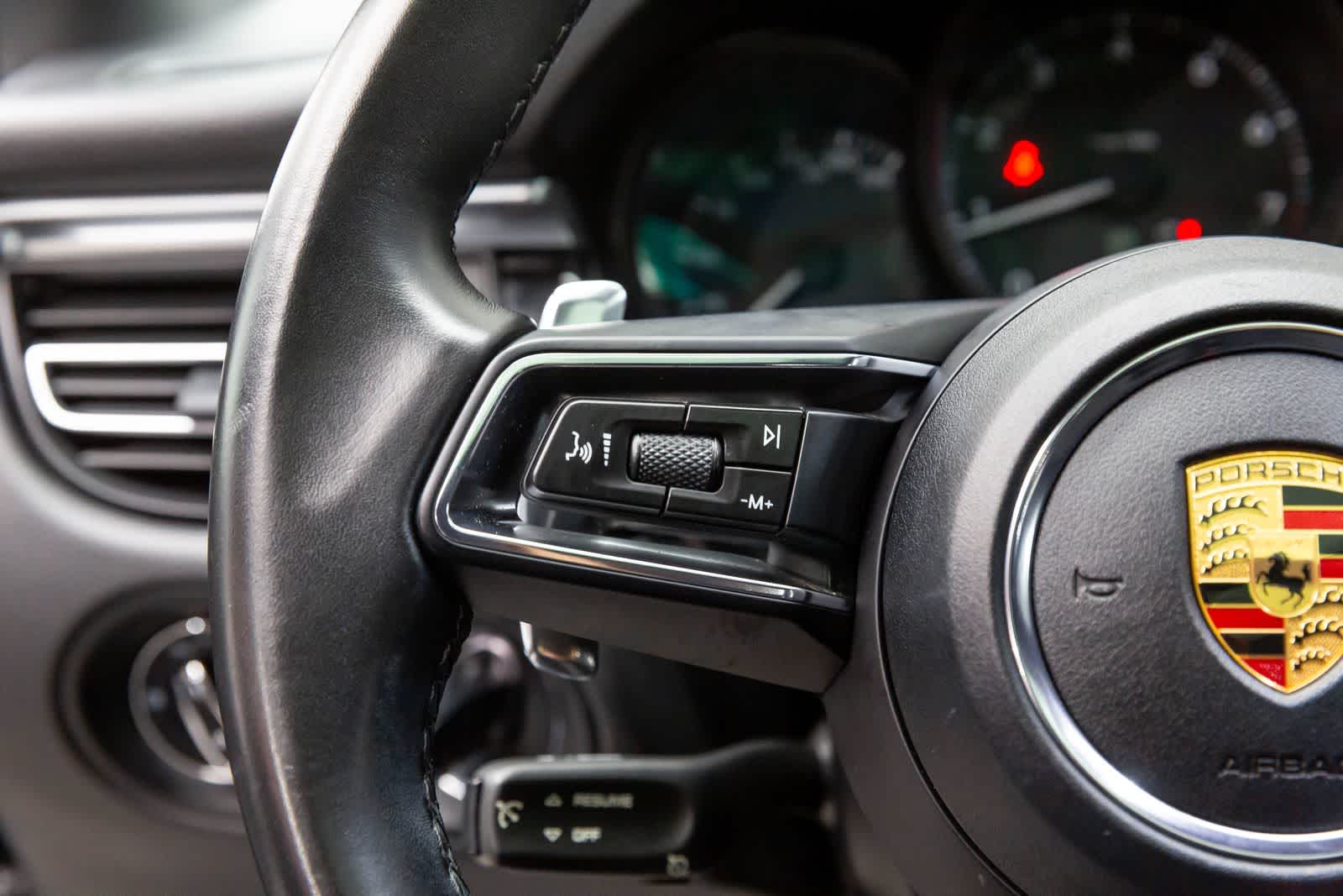 Thumbnail: 2022 Porsche Macan - 30